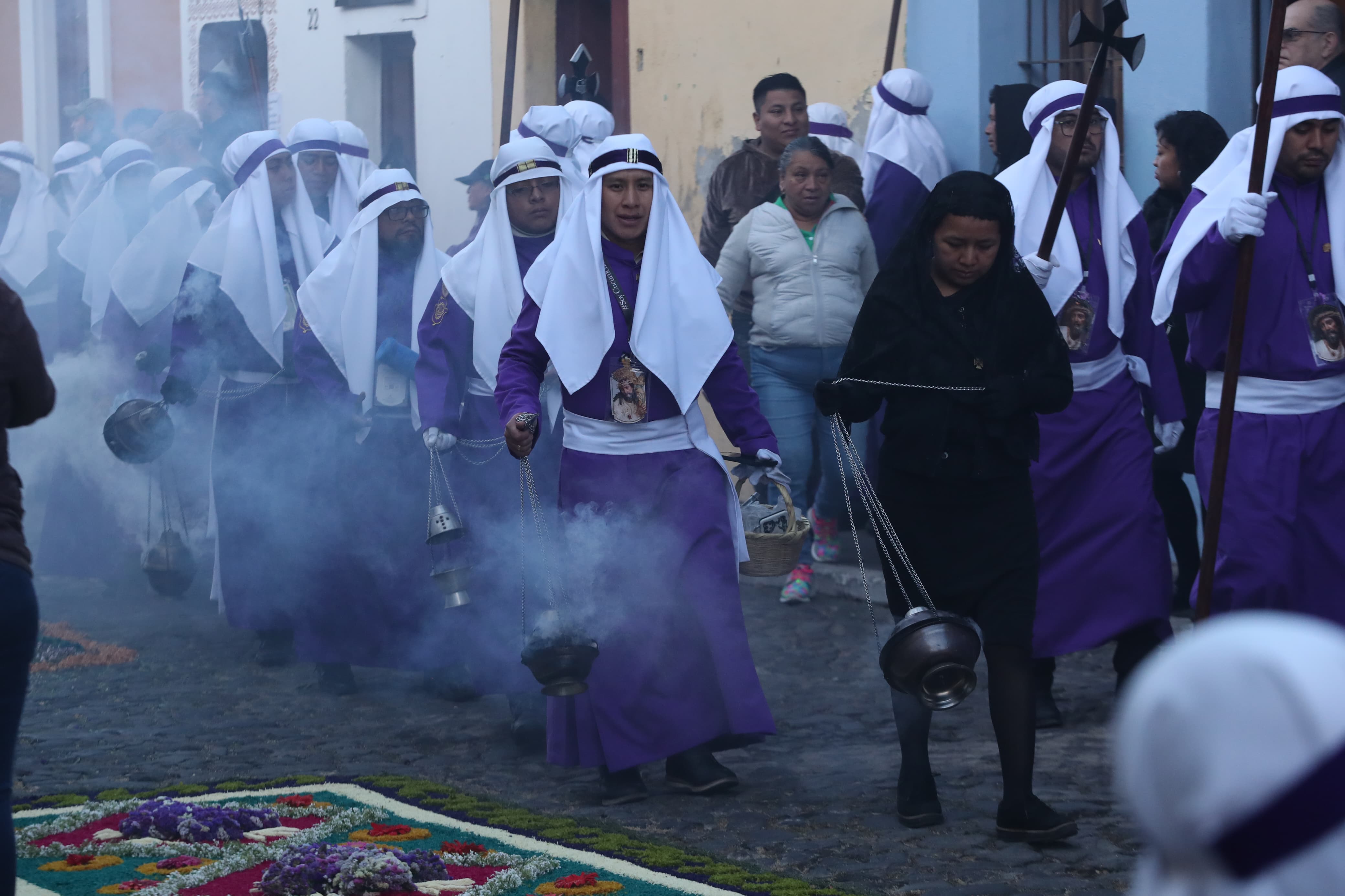 Cada Viernes Santo, los cargadores portan las características túnicas de color blanco con morado, acompañando de la lanza mercedaria e incensarios, ícono de identidad y devoción. (Foto Prensa Libre: María Reneé Barrientos Gaytan)