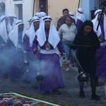 Cada Viernes Santo, los cargadores portan las características túnicas de color blanco con morado, acompañando de la lanza mercedaria e incensarios, ícono de identidad y devoción. (Foto Prensa Libre: María Reneé Barrientos Gaytan)