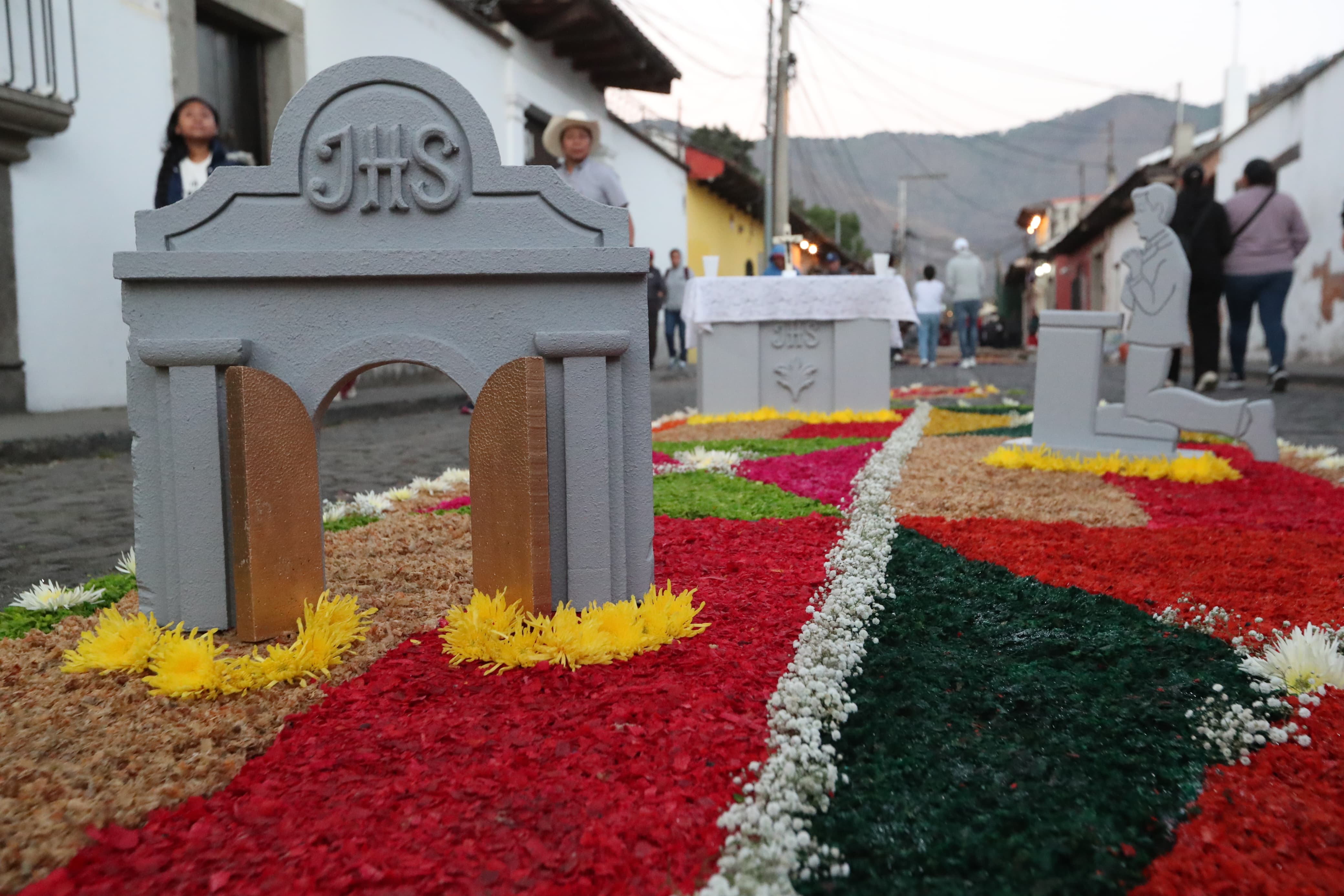 Algunas alfombras, llevan detalles inusuales religiosos que llaman la atención de los fieles y espectadores. (Foto Prensa Libre: María Reneé Barrientos Gaytan)