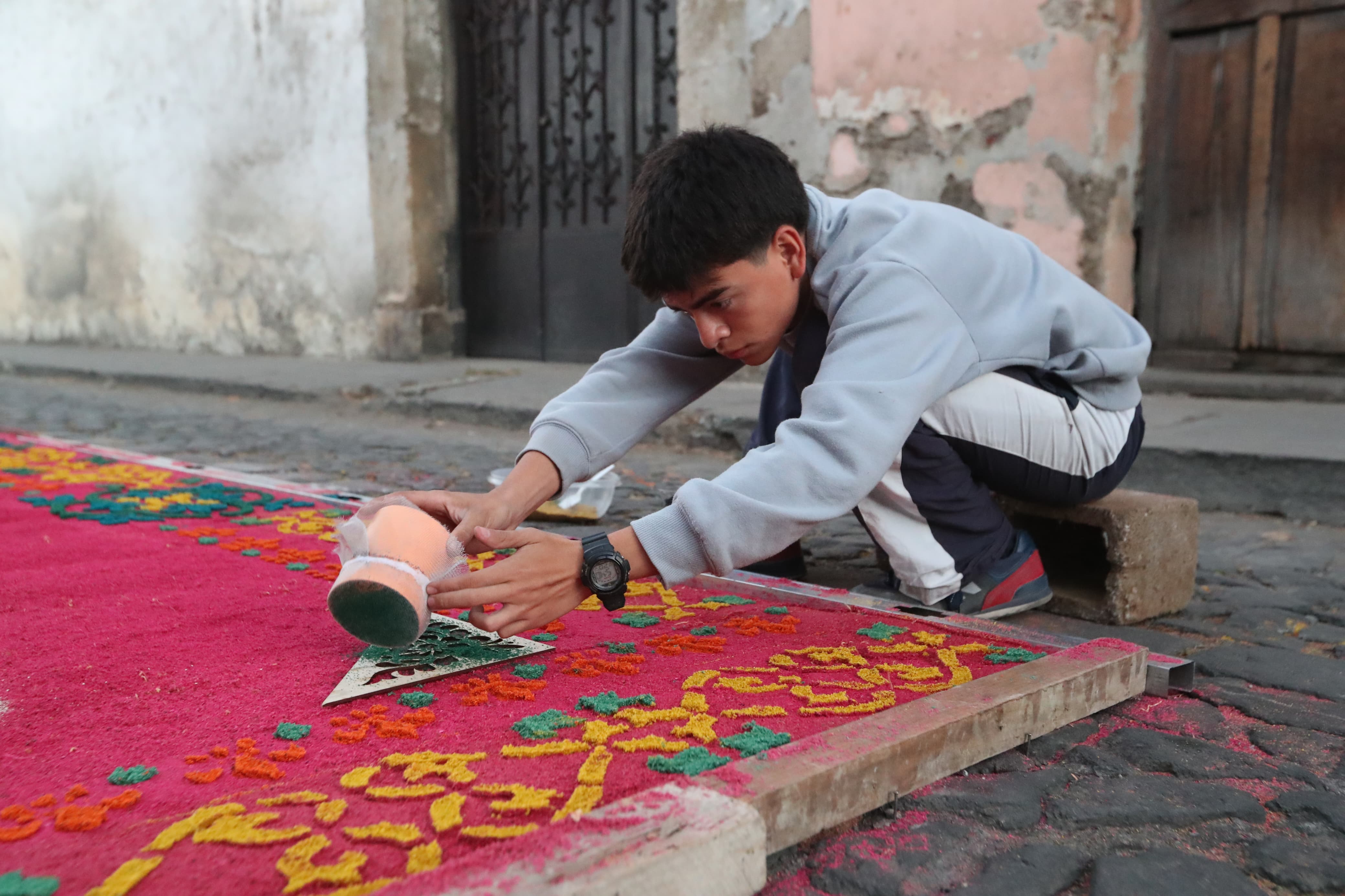 Desde una noche anterior, antigüeños elaboran alfombras para el paso del cortejo Procesional de Penitencia. (Foto Prensa Libre: Juan Pablo Barrientos Gaytan)