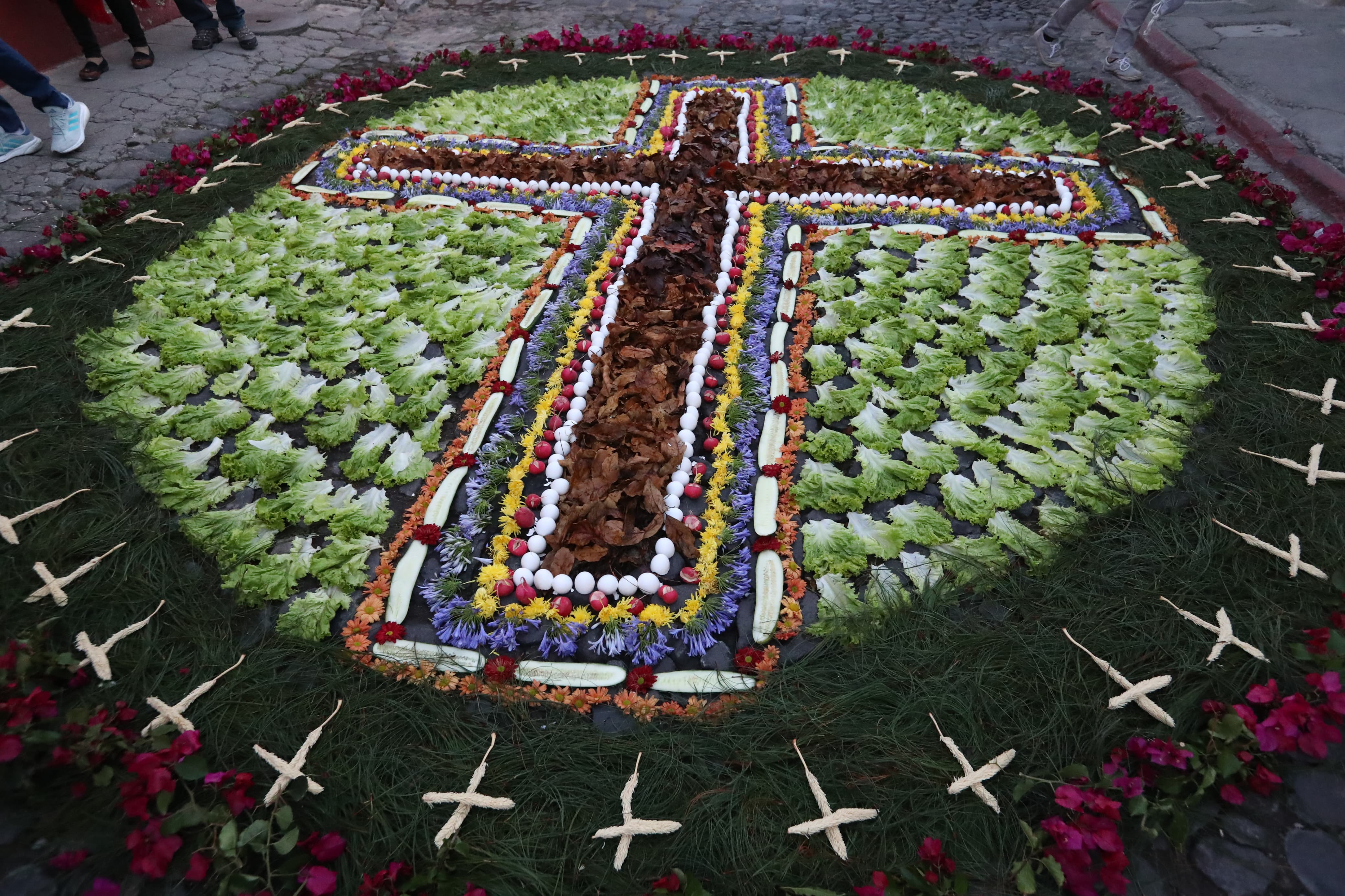La minuciosa elaboración de alfombras cuenta con detalles de aserrín, biruta de colores, pino, verduras y flores. (Foto Prensa Libre: María Reneé Barrientos Gaytan)