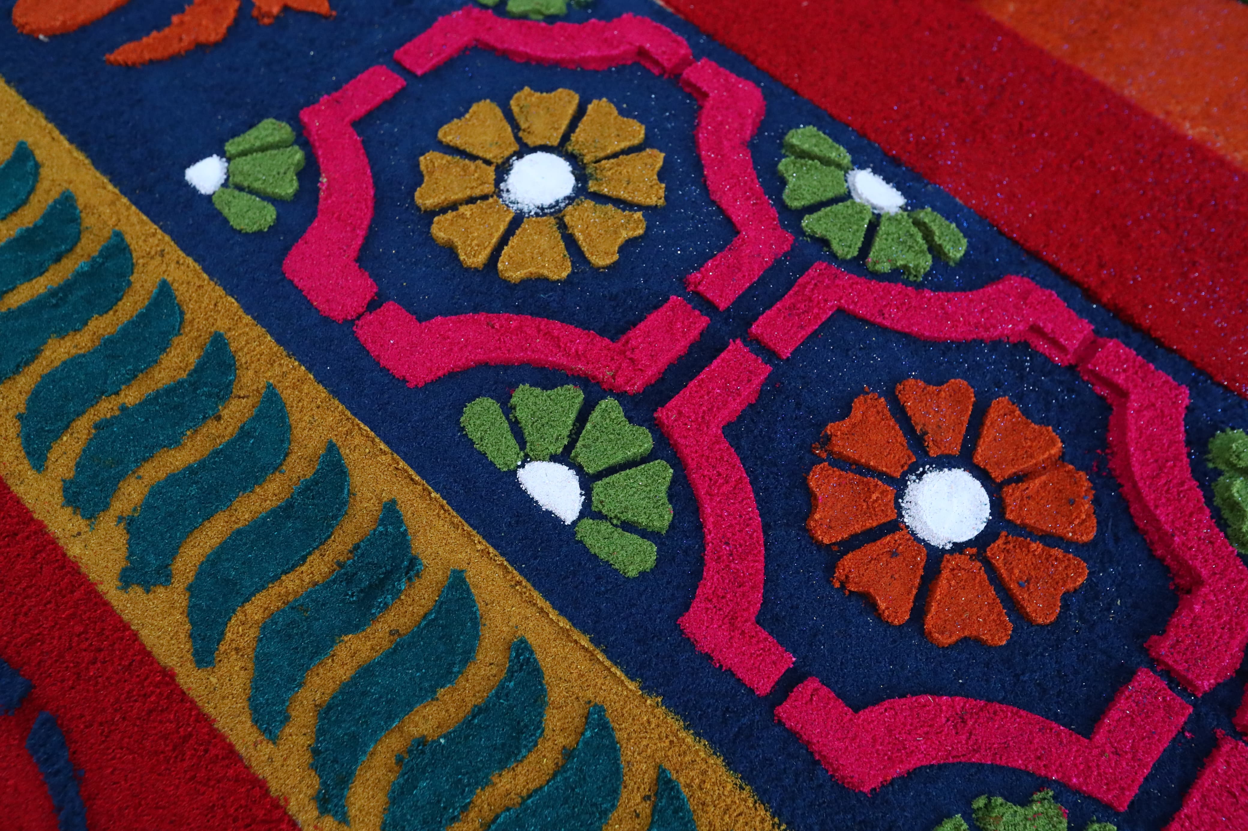 Precisión y color en cada alfombra elaborada para el paso del cortejo Procesional de Penitencia de la Merced. (Foto Prensa Libre: María Reneé Barrientos Gaytan)