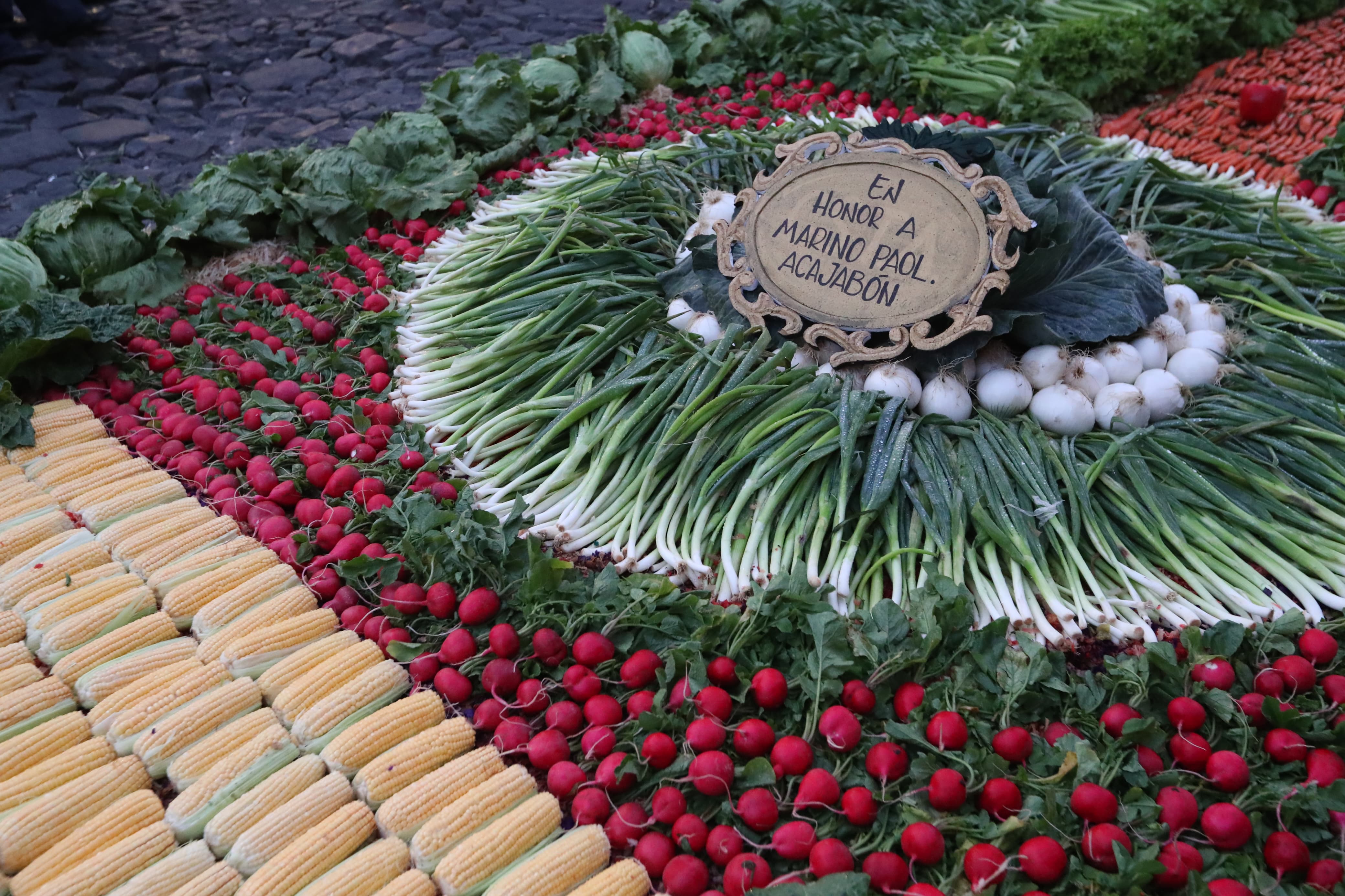 La alfombra de verduras y hortalizas la realiza la familia Acajabón sobre la calle El Desengaño, frente al Parque San Sebastián. Este año, la alfombra está dedicada a Marino Paol Acajabón. (Foto Prensa Libre: María Reneé Barrientos Gaytan)