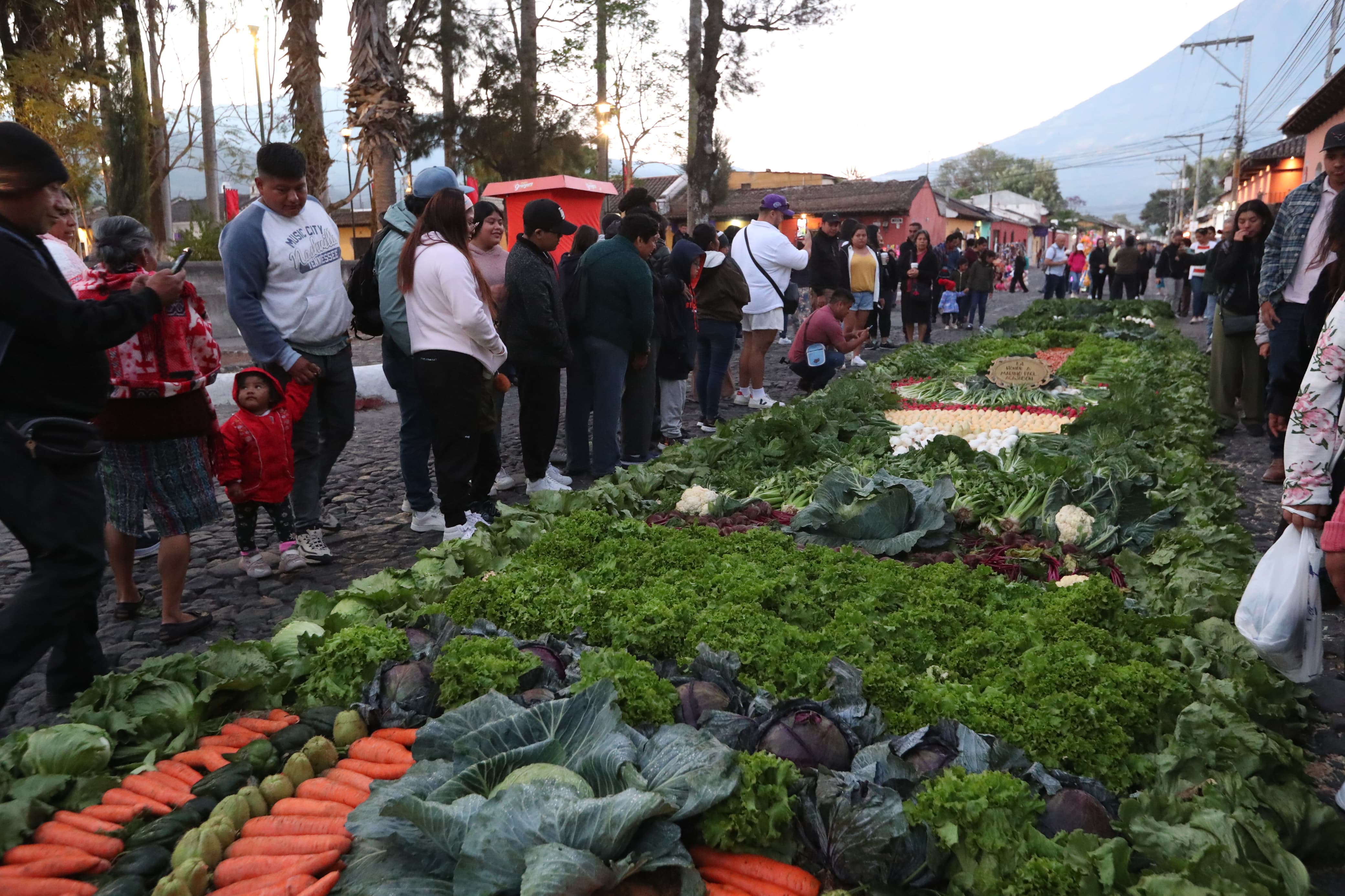 Entre ellas, hay una alfombra que llama la atención de nacionales y extranjeros cada Viernes Santo; una alfombra hecha con verduras y hortalizas. (Foto Prensa Libre: María Reneé Barrientos Gaytan)