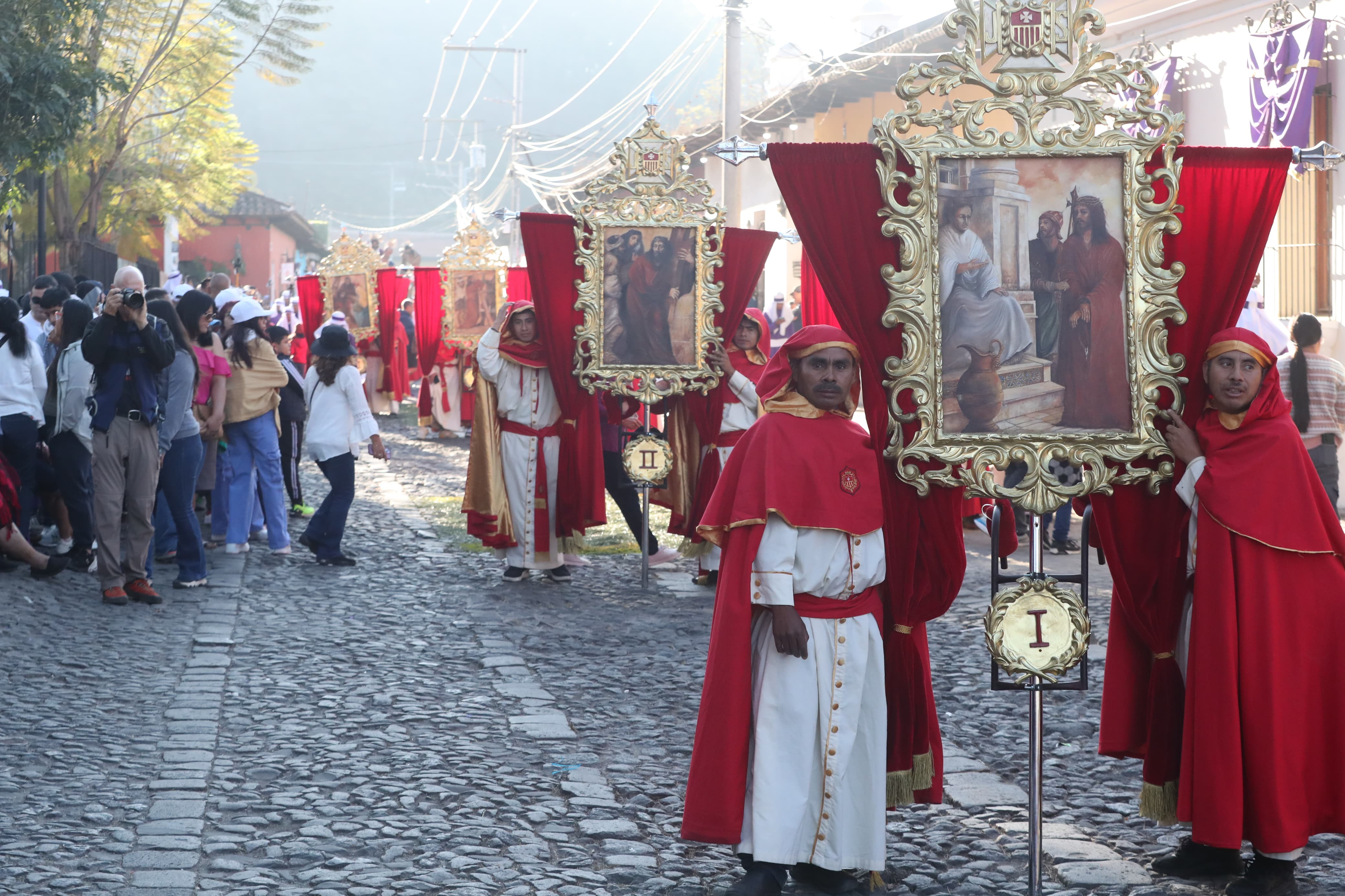 Los pasos marcan la llegada de la procesión de Jesús Nazareno de la Merced en las calles de Antigua Guatemala. (Foto Prensa Libre: Juan Pablo Barrientos Gaytan)