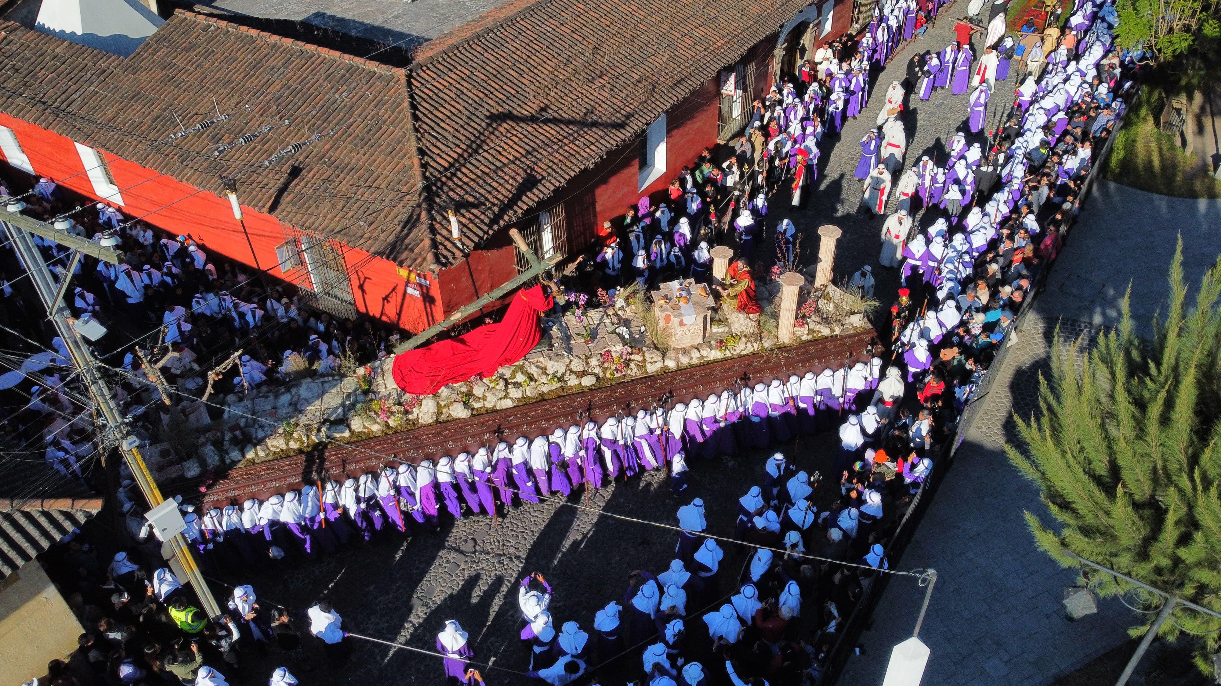 Jesús Nazareno de la Merced, es acompañada por miles de devotos, procesión que tiene previsto retornar a las 14:30 hrs. (Foto Prensa Libre: María Reneé Barrientos Gaytan)