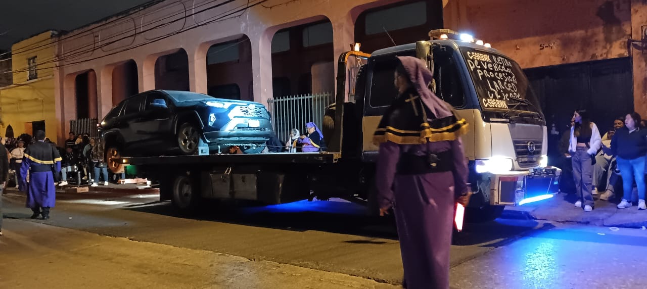 Video: Retiran con grúa un vehículo que estaba en el paso procesional de La Merced