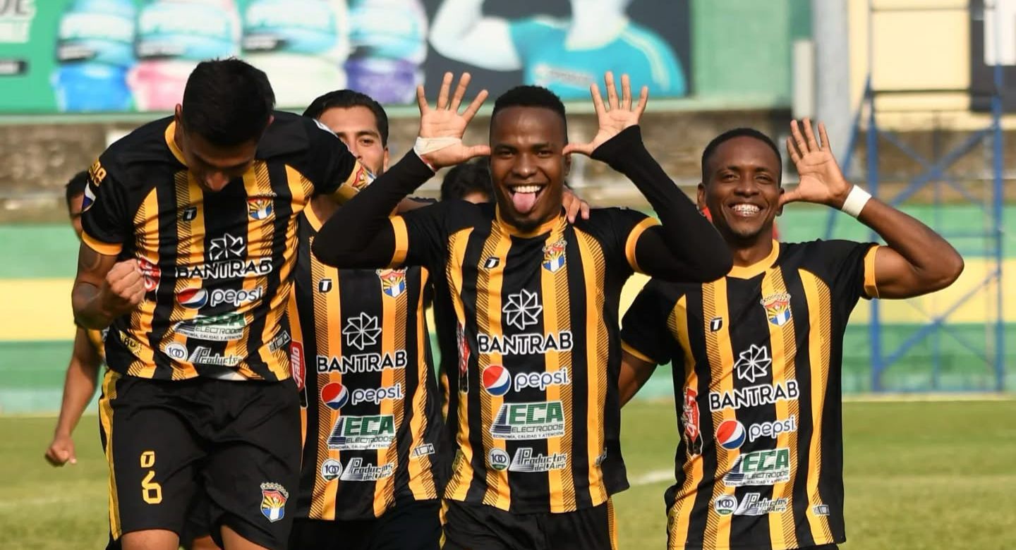 Aurora remonta en su casa y avanza a cuartos de final del torneo de la Primera División