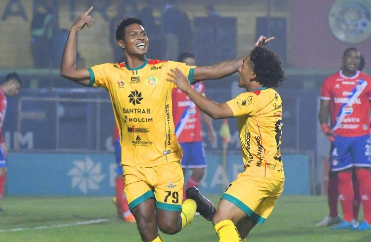 Con todo e incidentes entre aficiones, Marquense ruge en el clásico de cccidente y mantiene viva la esperanza de salvar la categoría