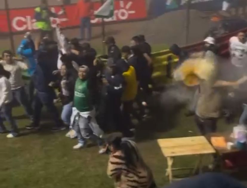 Video | Incidentes empañan el clásico de Occidente entre Marquense y Xelajú: agresiones, disturbios y suspensión por neblina
