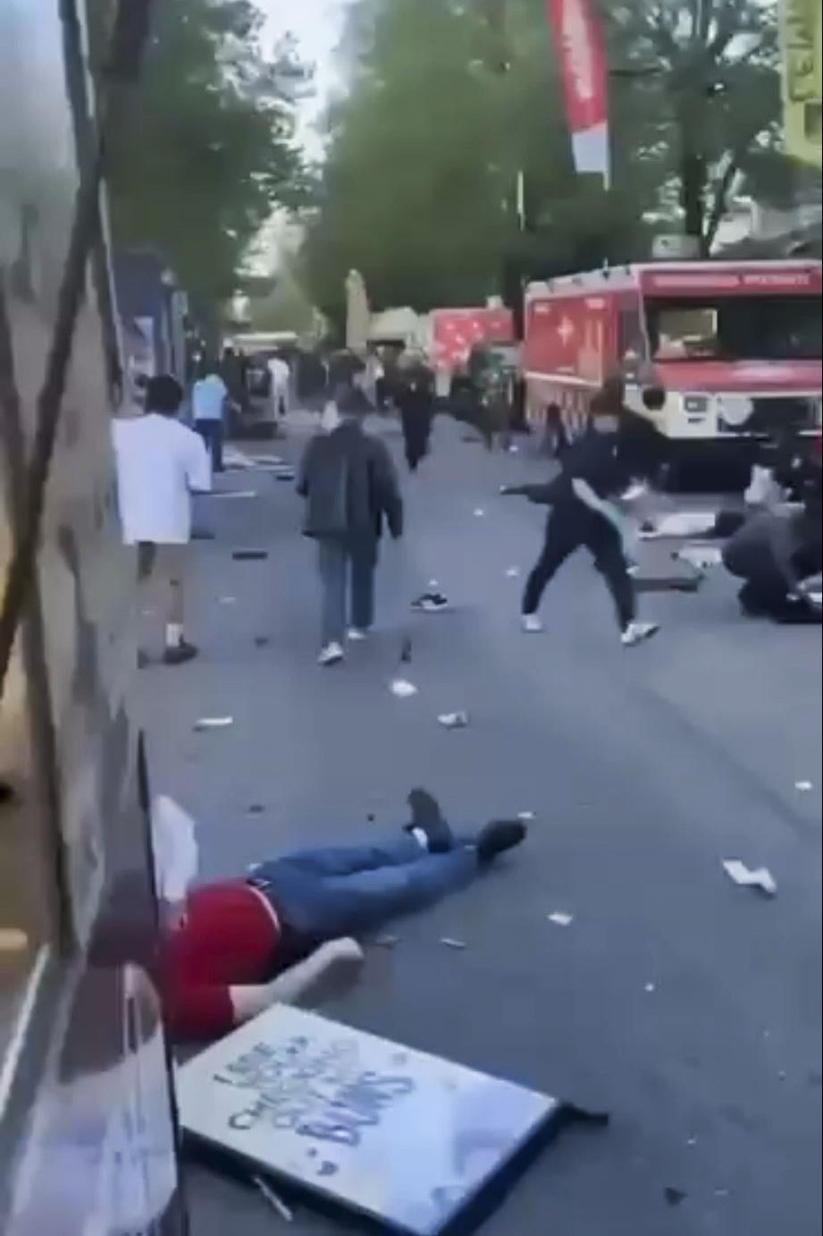 TORONTO (CANADÁ), 27/04/2025.- Captura de video que muestra el momento después de un atropello masivo contra una multitud que asistía a un festival callejero en la ciudad de Vancouver, en el extremo oeste de Canadá, en el que Varias personas murieron y otras resultaron heridas. El conductor del coche fue arrestado poco después del incidente cuando trataba de huir del lugar donde se celebraba una fiesta de la comunidad filipina conocida como Lapu Lapu. EFE/JC Janiola -SOLO USO EDITORIAL/SOLO DISPONIBLE PARA ILUSTRAR LA NOTICIA QUE ACOMPAÑA (CRÉDITO OBLIGATORIO)-