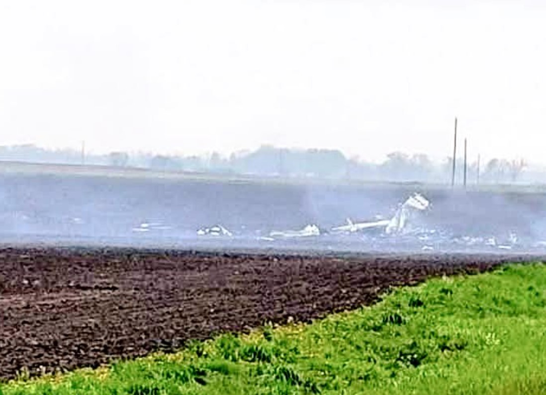 La aeronave chocó contra cables de alta tensión antes de caer. (Foto: @ivancp25/X)