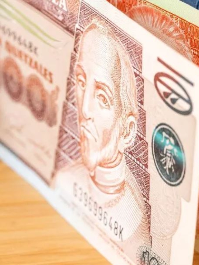 billetes quetzales de varias denominaciones