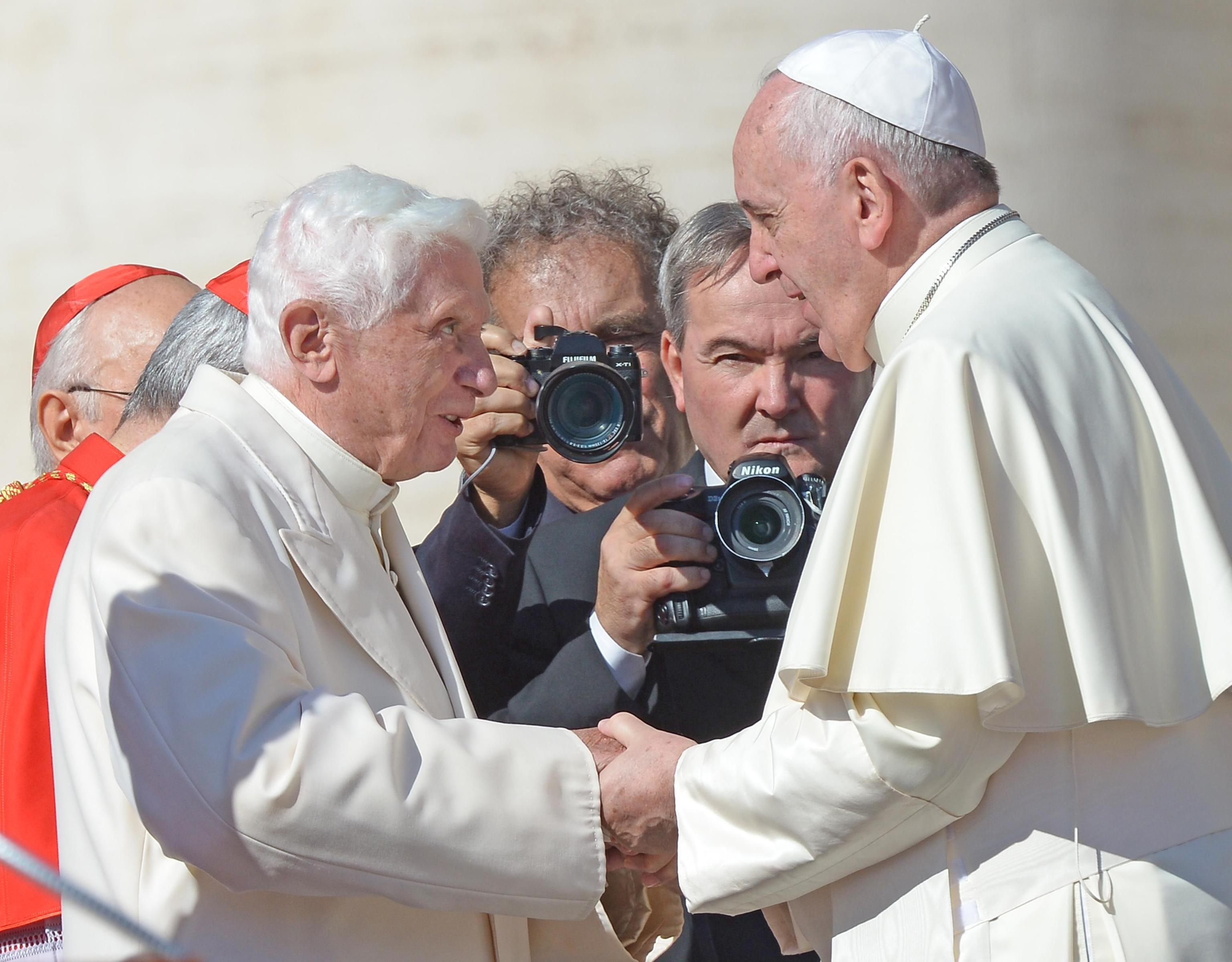 El papa Francisco (der.) saluda al papa emérito Benedicto XVI (izq.) antes de oficiar la Santa Misa para los Ancianos en la Plaza de San Pedro, Ciudad del Vaticano, el 28 de septiembre de 2014. (Foto Prensa Libre: EFE)