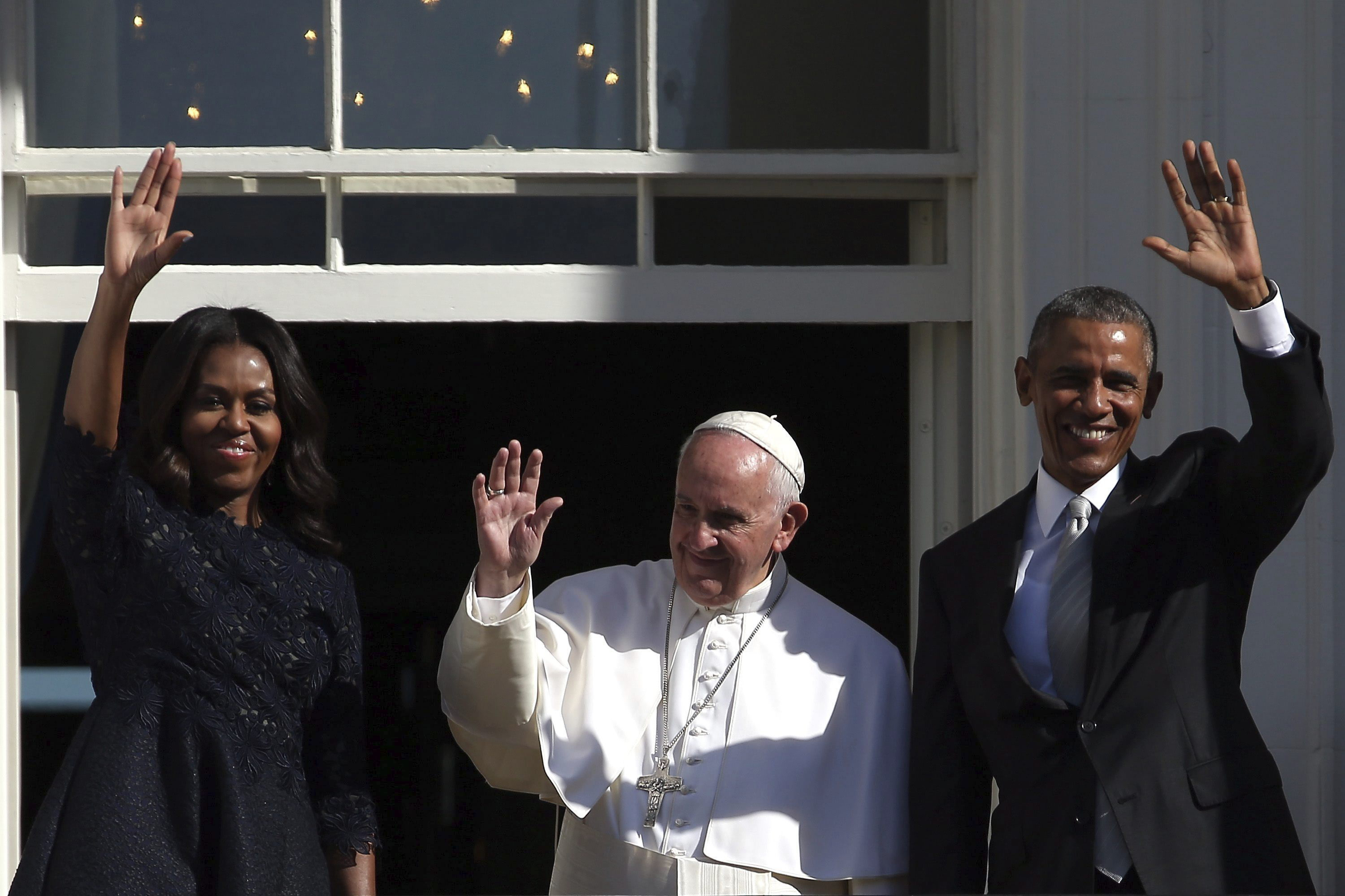 El entonces presidente de Estados Unidos, Barack Obama (der.), la primera dama, Michelle Obama, durante la ceremonia de bienvenida al papa Francisco en la Casa Blanca, en Washington DC, Estados Unidos el 23 de septiembre de 2015. (Foto Prensa Libre: EFE)