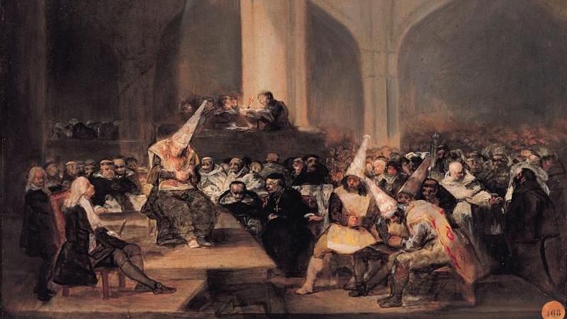 Imagen de un grupo de personas con el capirote.