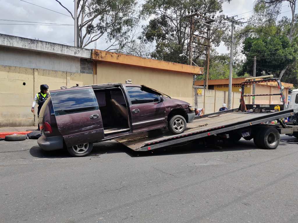 Retiran vehículos del Mercado El Guarda detras del Hospital Roosevelt zona 11 Ciudad de Guatemala 22 de abril 2025 (1)
