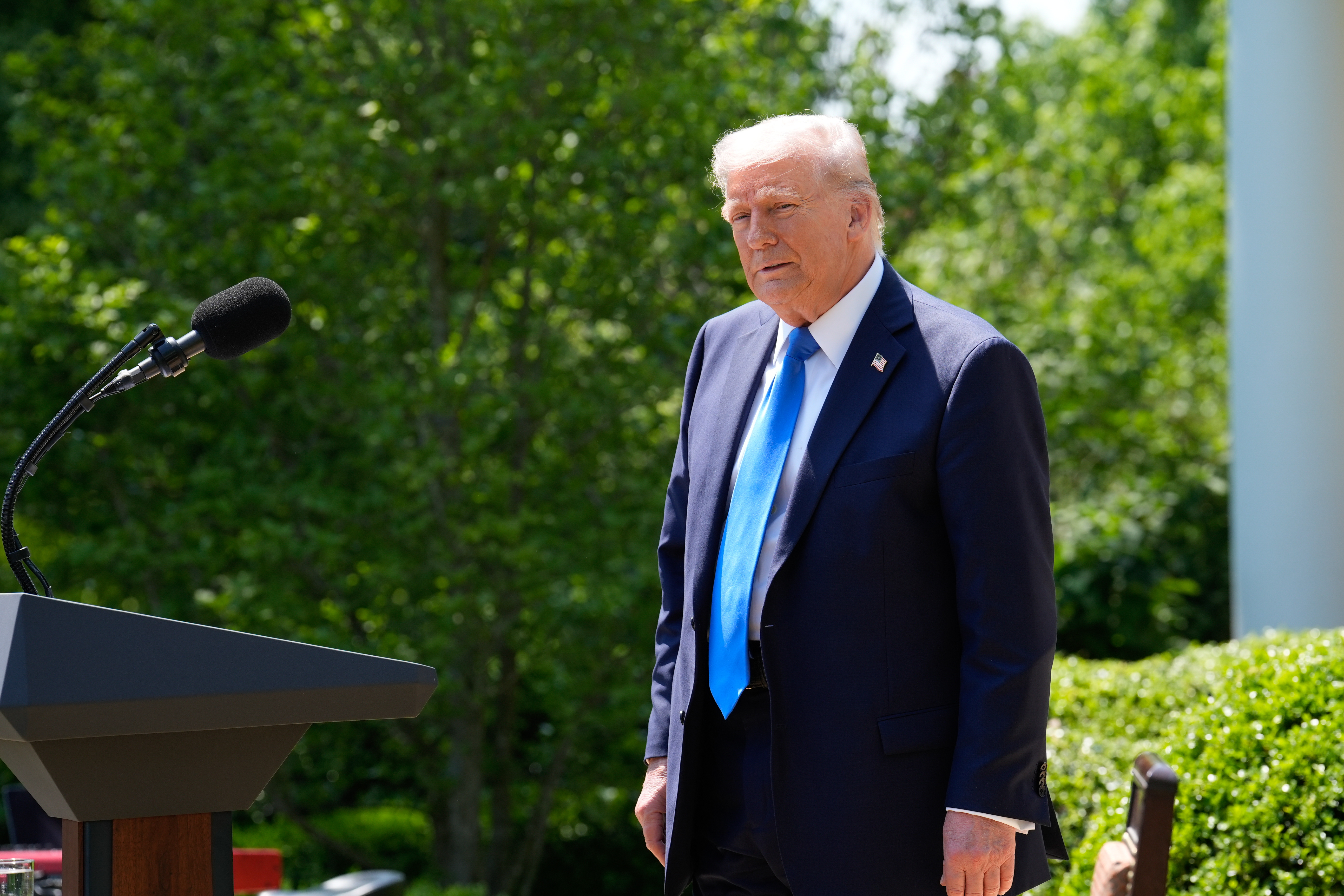 El presidente Donald Trump busca ampliar los países que puedan recibir a migrantes expulsados de EE. UU. (Foto Prensa Libre: EFE)