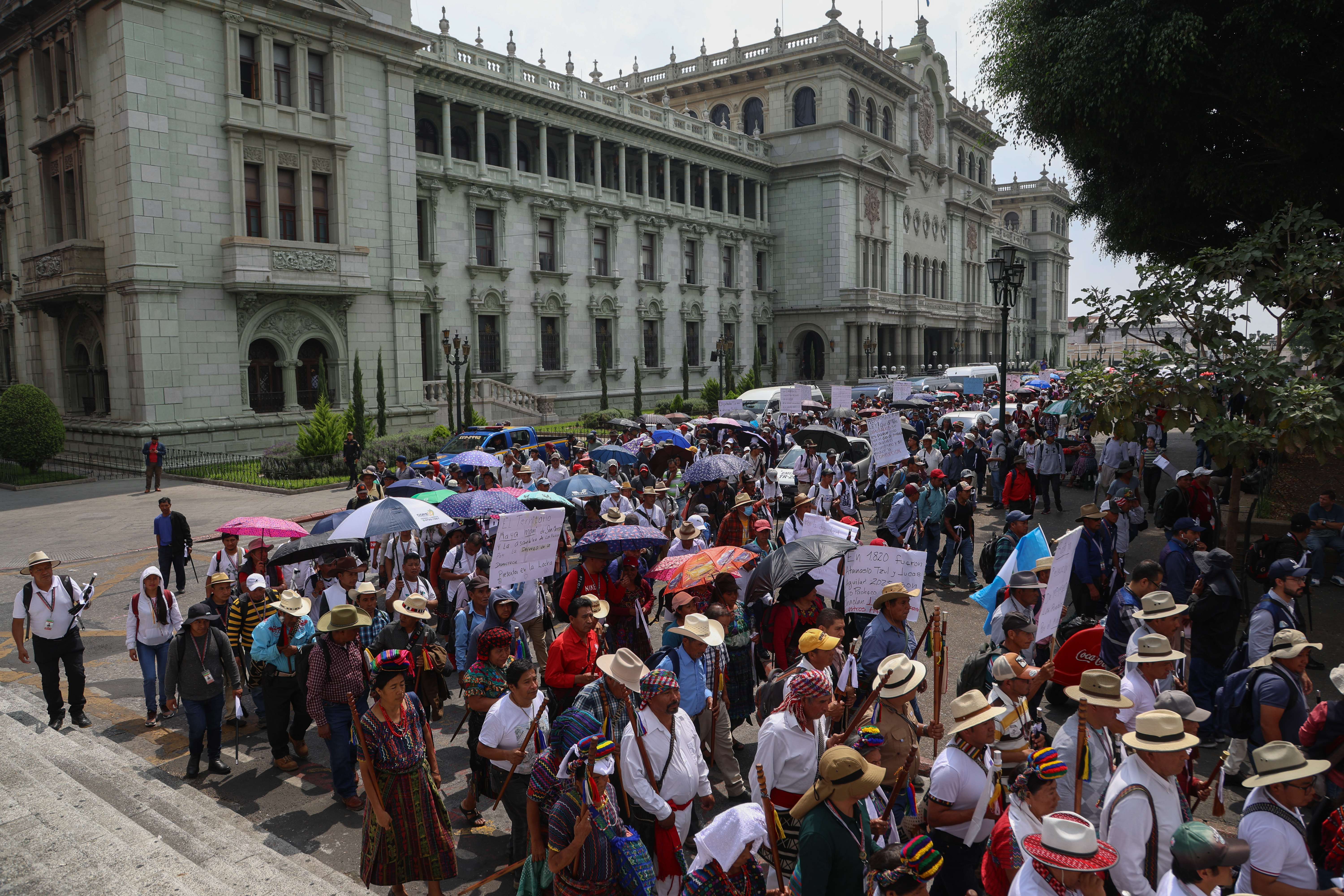 AME5048. CIUDAD DE GUATEMALA (GUATEMALA), 05/05/2025.- Indígenas participan en una manifestación exigiendo justicia para integrantes de los 48 Cantones de Totonicapán este lunes, en Ciudad de Guatemala (Guatemala). EFE/ Mariano Macz