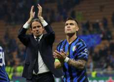 MILAN (Italy), 07/05/2025.- FC Inter Milan's forward Lautaro Martinez (R) and FC Inter Milan's coach Simone Inzaghi greet their supporters following the UEFA Champions League semifinal 2nd leg soccer match between Inter Milan and FC Barcelona, in Milan, Italy, 06 May 2025. (Liga de Campeones, Italia) EFE/EPA/Roberto Bregani