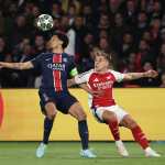 Paris (France), 08/05/2025.- Marquinhos (L) of PSG in action against Leandro Trossard of Arsenal during the UEFA Champions League semifinal 2nd leg soccer match between Paris Saint-Germain and Arsenal FC, in Paris, France, 07 May 2025. (Liga de Campeones, Francia) EFE/EPA/CHRISTOPHE PETIT TESSON