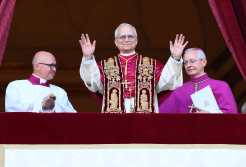 VATICAN CITY (Vatican City State (Holy See)), 08/05/2025.- Newly elected Pope Leo XIV, Cardinal Robert Francis Prevost from the USA, blesses faithfuls from the central loggia of Saint Peter's Basilica, Vatican City, 08 May 2025. (Papa, Cardenal) EFE/EPA/ETTORE FERRARI