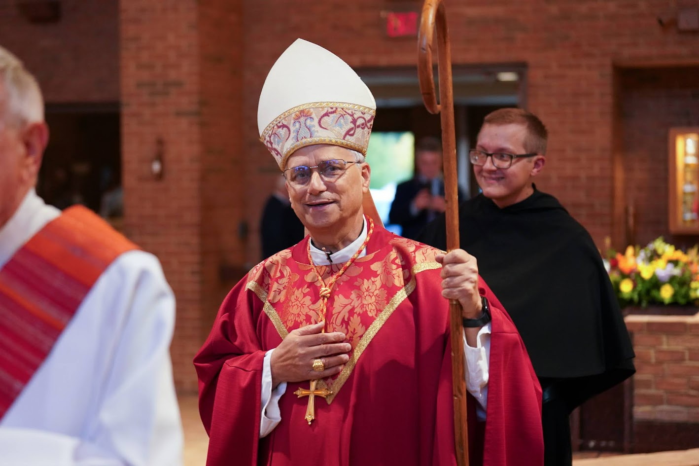 El papa León XIV saluda a las madres, en su día