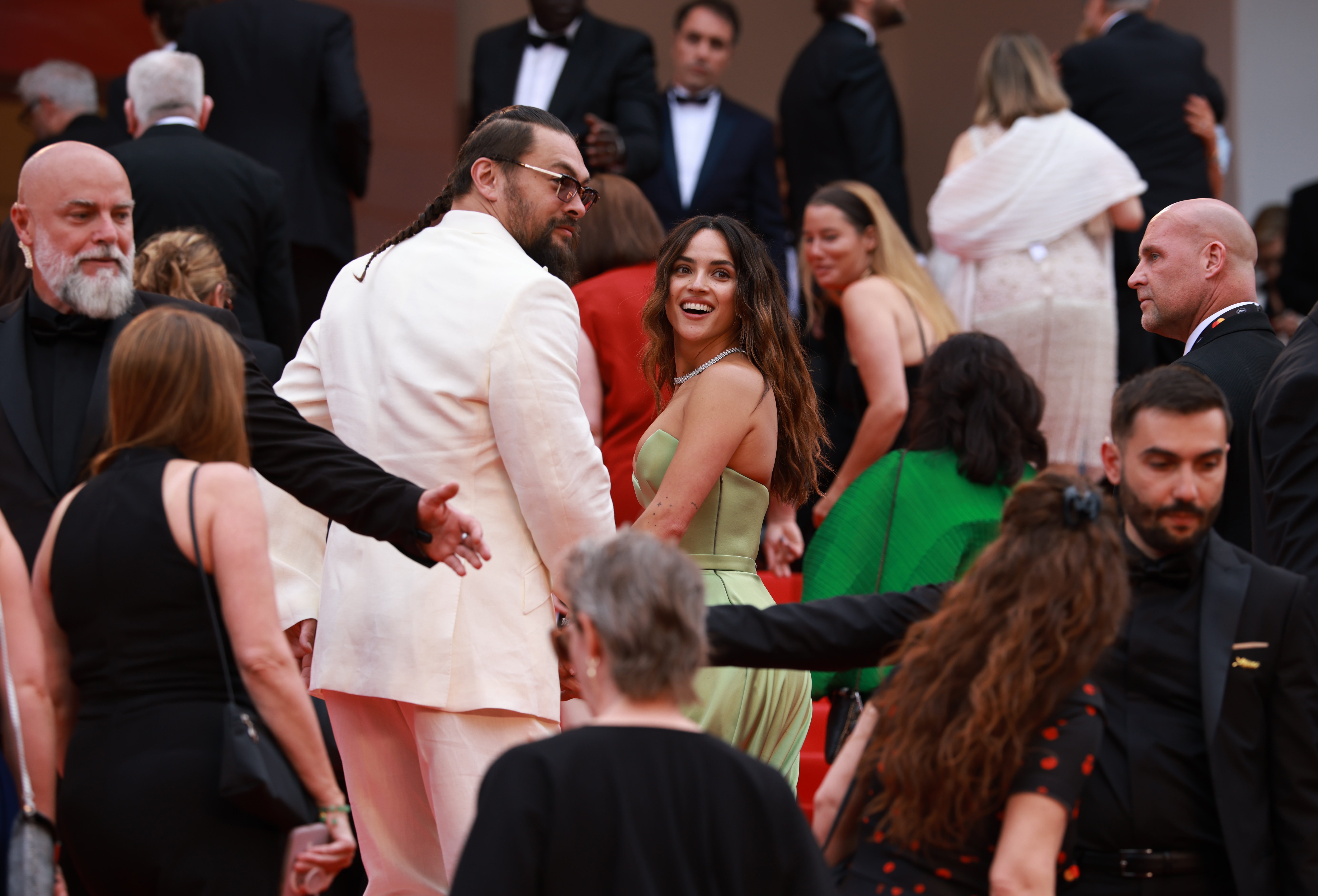 Los memes que dejaron el paso de Jason Momoa y Adria Arjona por Guatemala y su cariño y admiración por el país