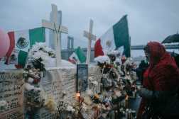NEW YORK (United States), 22/05/2025.- People attend a vigil for two young Navy cadets who were killed when the Mexican Navy ship Cuauhtemoc hit the Brooklyn Bridge on 17 May in New York, New York, USA, 21 May 2025. The cause of the accident, which, according to a statement from New York City Mayor Eric Adams, has killed two people and injured at least 19, is still under investigation. (Nueva York) EFE/EPA/OLGA FEDOROVA