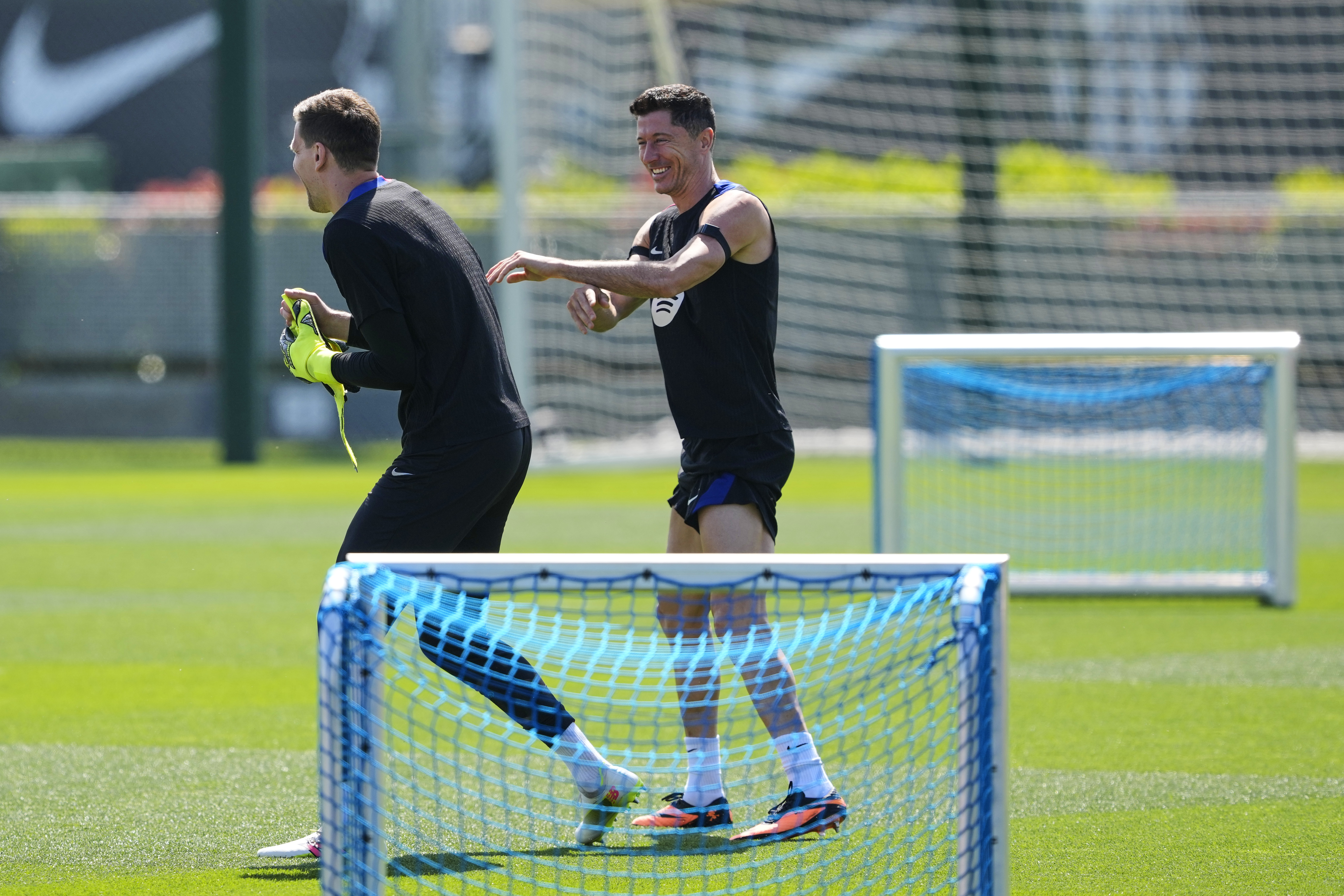 VIDEO | El momento viral de la “pelea” entre Lewandowski y Szczęsny que encendió las redes