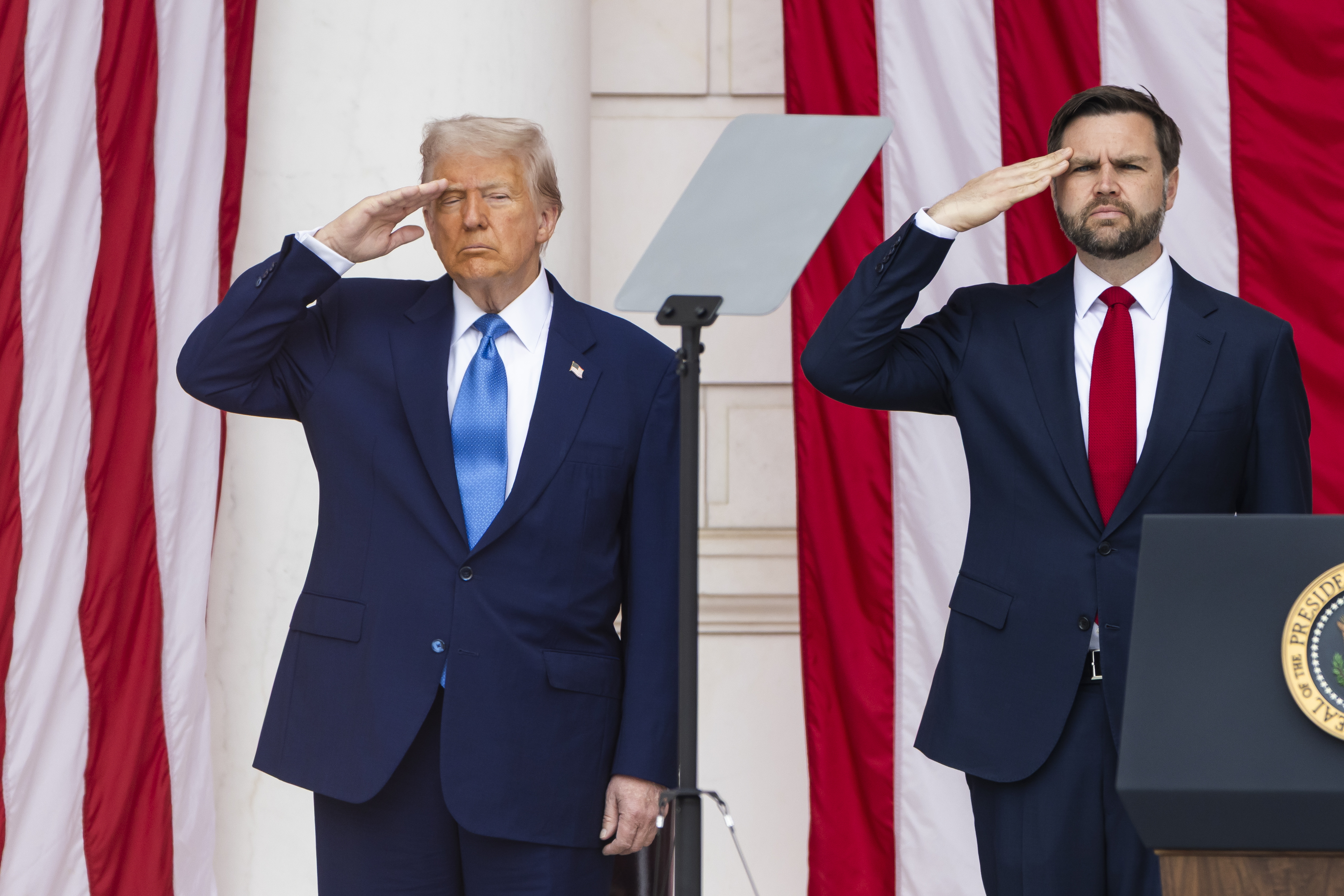 FOTODELDÍA - ARLINGTON (Estados Unidos), 26/05/2025.- El Presidente de los Estados Unidos, Donald J. Trump (i), y el Vicepresidente, JD Vance (d), hacen el saludo durante un acto con motivo del Día de los Caídos en el Cementerio Nacional de Arlington, en el estado de Virginia. EFE/JIM LO SCALZO