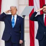 FOTODELDÍA - ARLINGTON (Estados Unidos), 26/05/2025.- El Presidente de los Estados Unidos, Donald J. Trump (i), y el Vicepresidente, JD Vance (d), hacen el saludo durante un acto con motivo del Día de los Caídos en el Cementerio Nacional de Arlington, en el estado de Virginia. EFE/JIM LO SCALZO