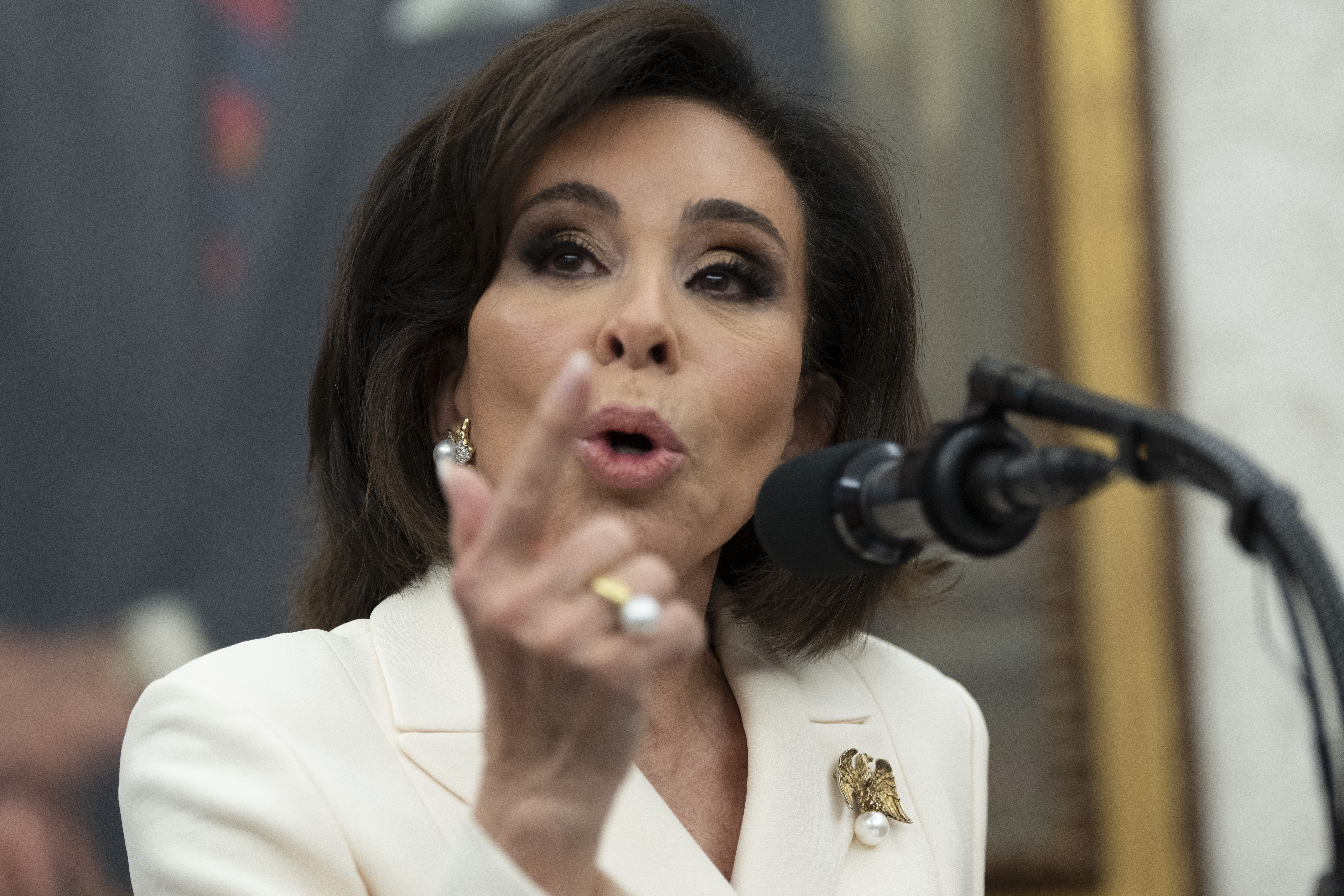 WASHINGTON (United States of America), 28/05/2025.- Jeanine Pirro (R), interim US Attorney for the District of Columbia, speaks in the Oval Office at the White House in Washington, DC, USA, 28 May 2025. EFE/EPA/Chris Kleponis - Pool via CNP / POOL