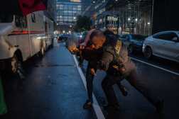 NEW YORK (United States), 29/05/2025.- An officer tackles a protester on the street during an immigration protest outside the Varick Street ICE facility in Manhattan, New York, USA, 28 May 2025. Migrants and US citizens were reportedly detained as President Trump's return to the White House sparked renewed immigration crackdowns. (Protestas, Nueva York) EFE/EPA/OLGA FEDOROVA