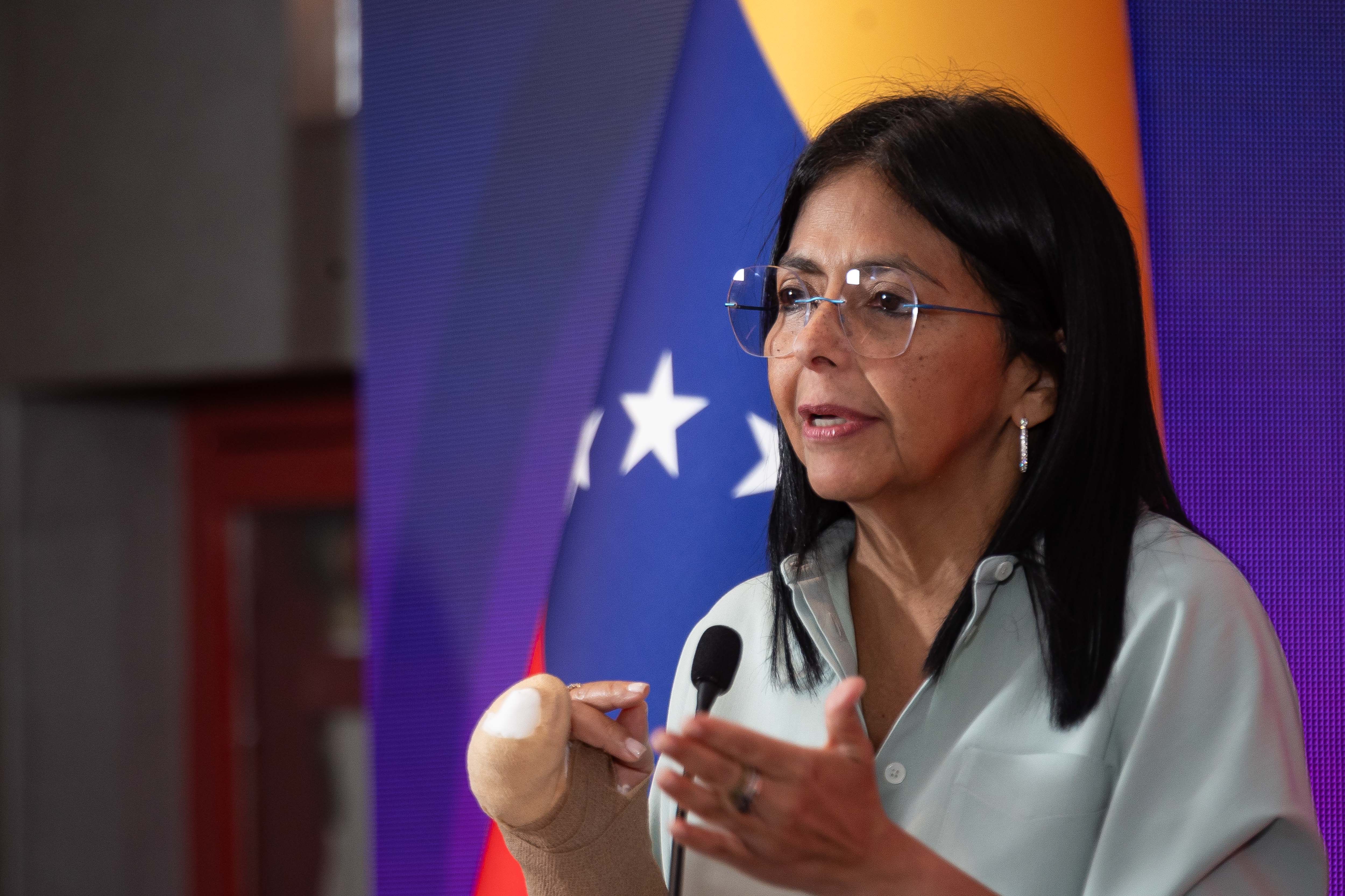 La vicepresidenta ejecutiva de Venezuela, Delcy Rodríguez, habla durante una conferencia de la Expo Fedeindustria 2025 en Caracas. (Foto Prensa Libre: EFE)