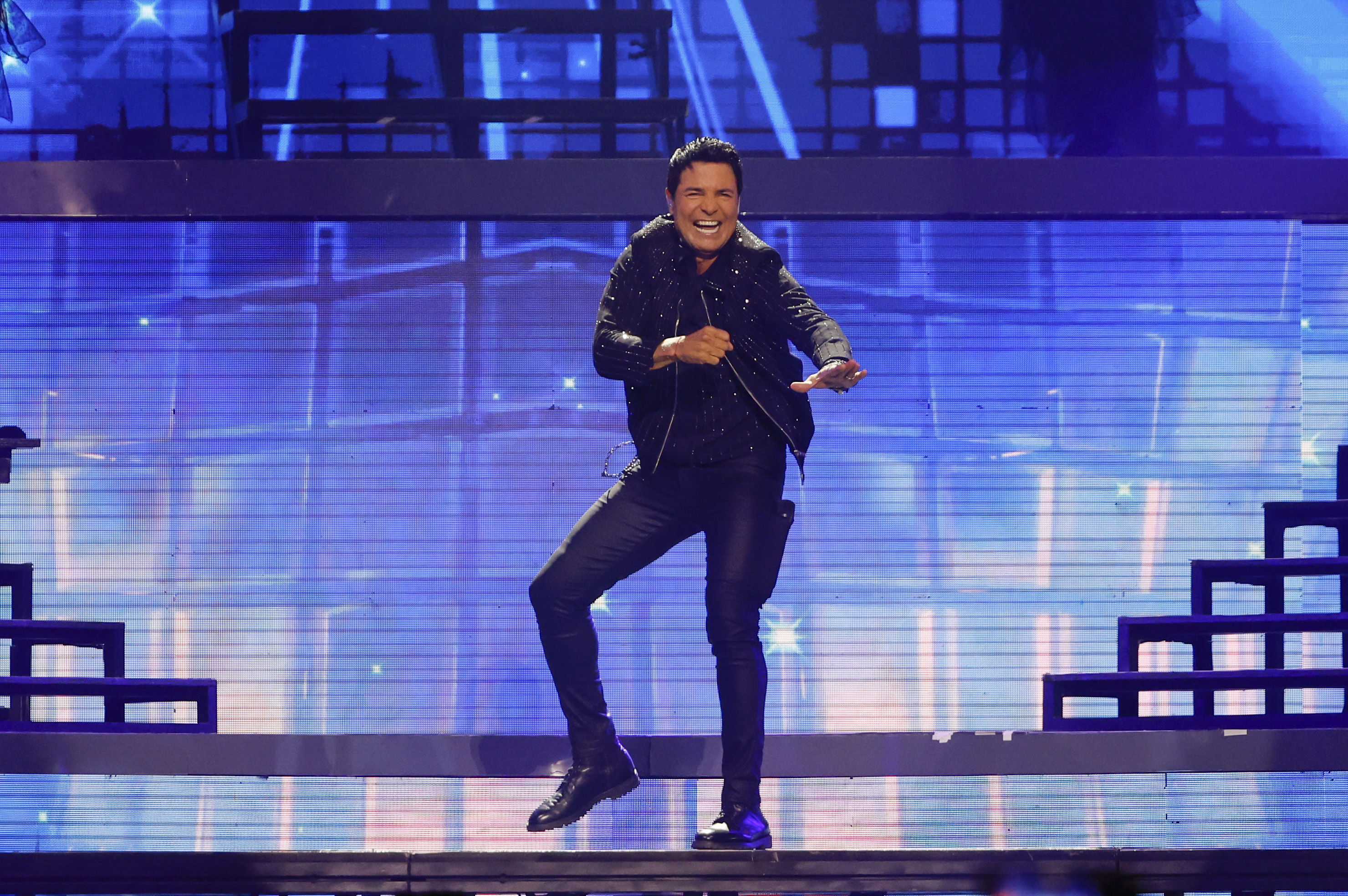  El cantante puertorriqueño Chayanne se une a la tendencia de publicar fotografía y videos de 2016.  (Foto Prensa Libre: EFE)