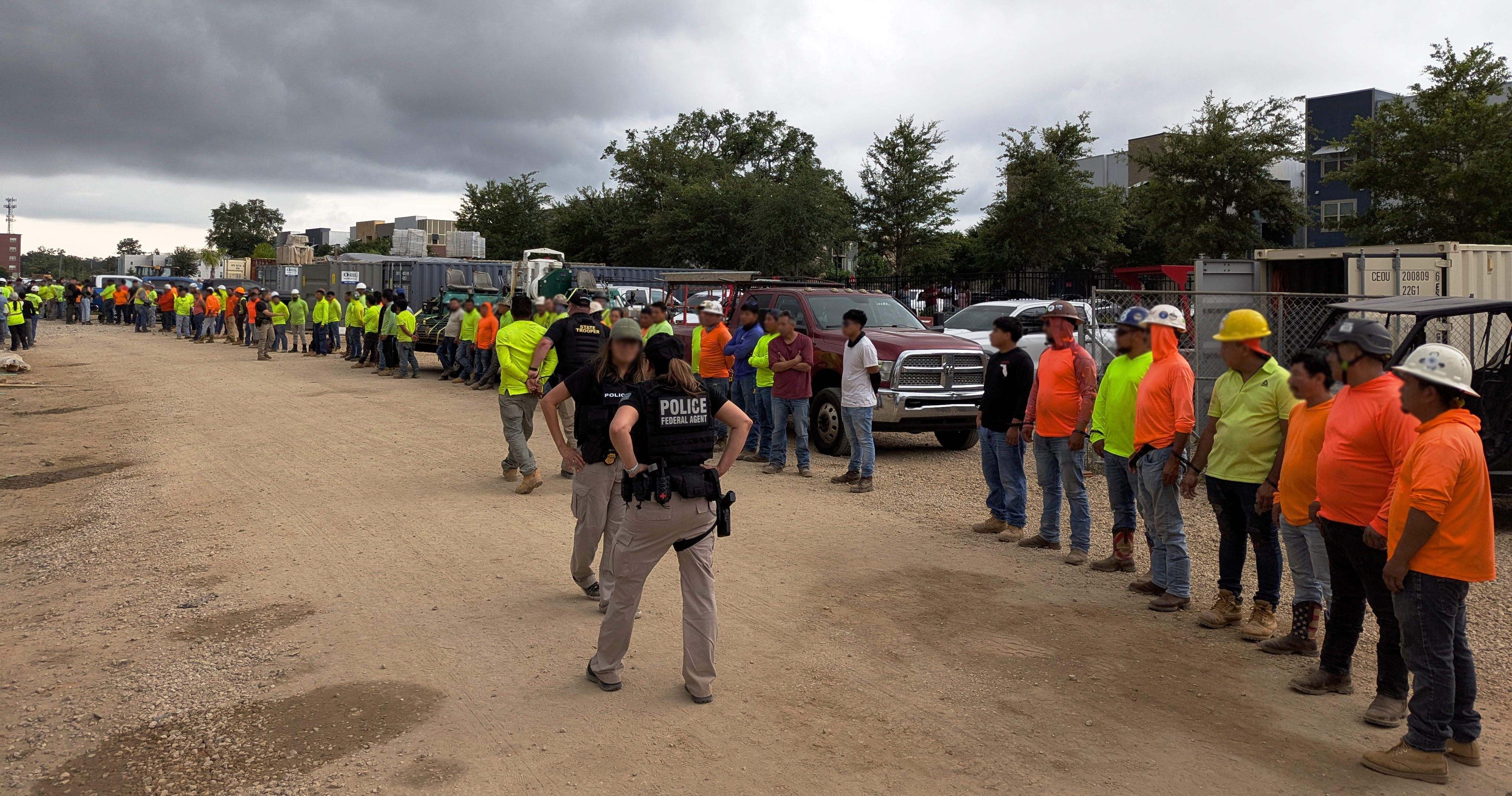 Más de 100 migrantes de Guatemala, México y otros países son detenidos en una obra en Tallahassee, Florida