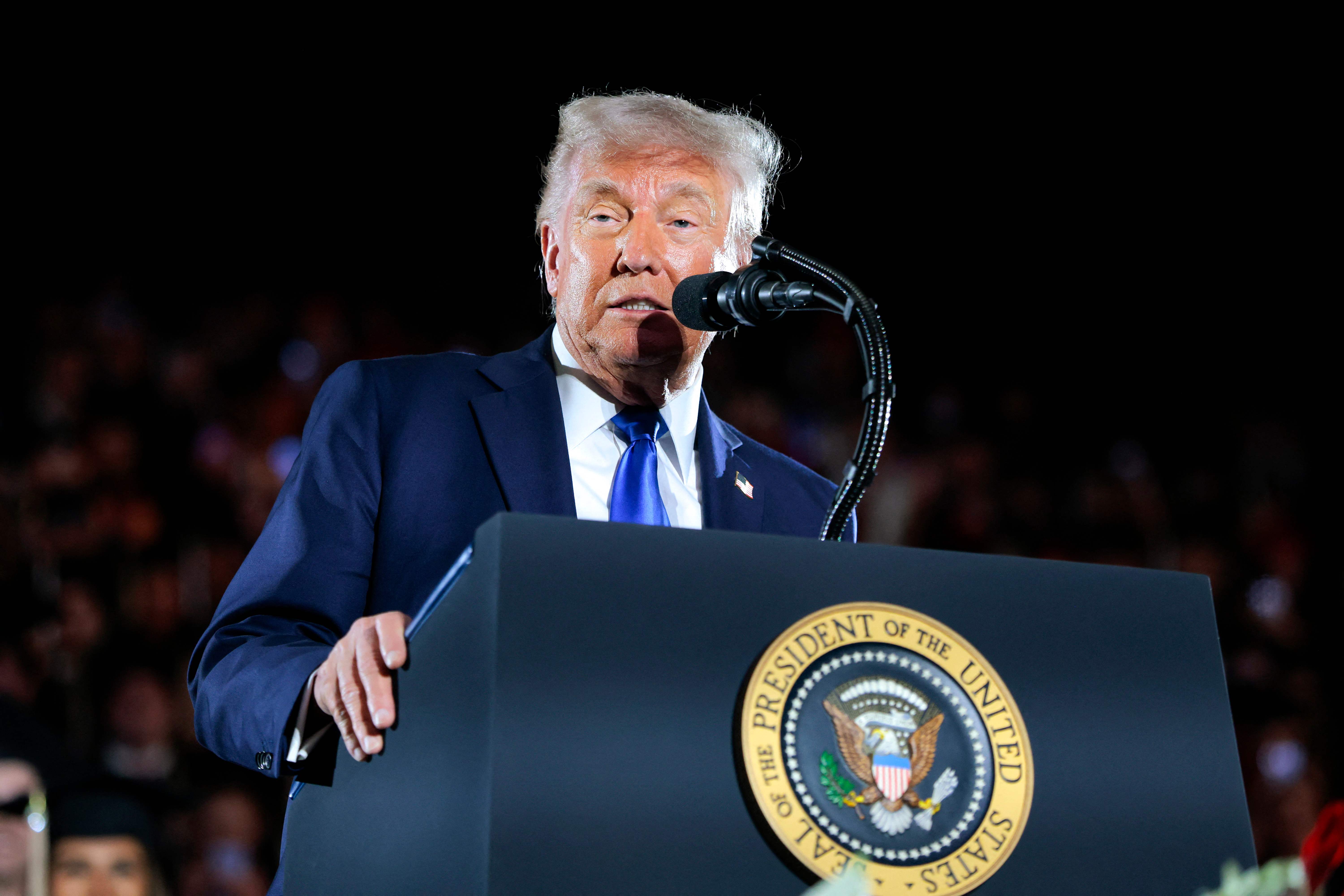 El presidente de Estados Unidos, Donald Trump, firma un decreto para que la radio y televisión pública no reciban financiamiento estatal. (Foto Prensa Libre: Anna Moneymaker/Getty Images/AFP).