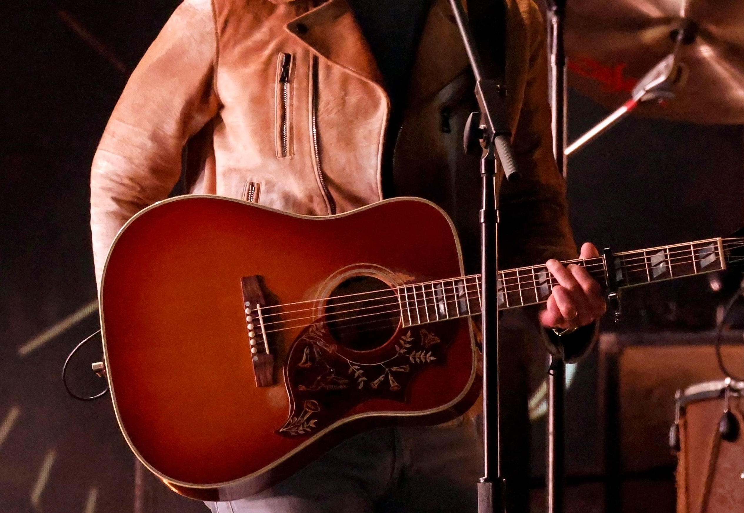 Cómo un supuesto cantante de country hecho con IA alcanzó la cima del listado de Billboard