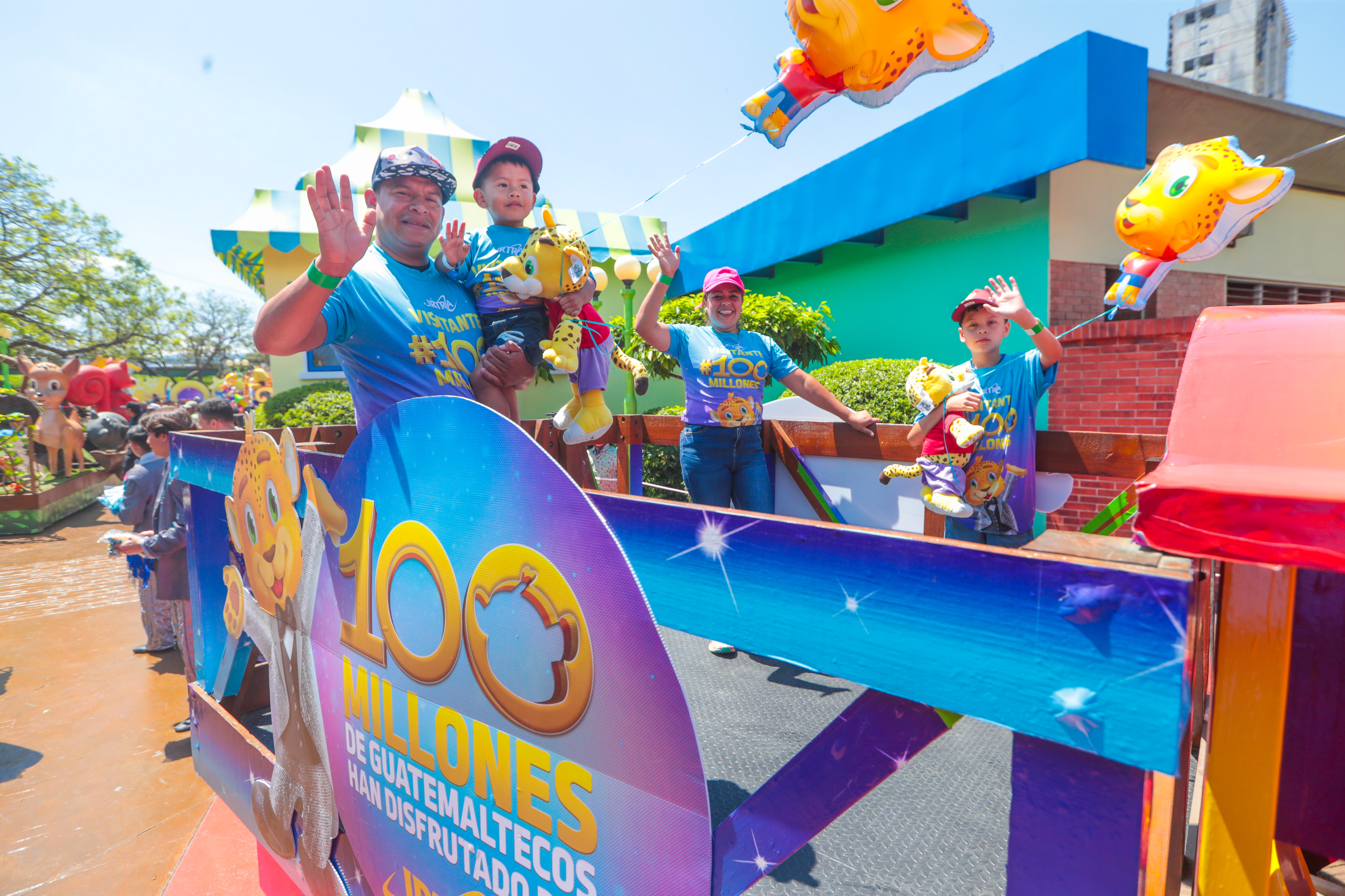 El Instituto de Recreación de los Trabajadores de la empresa privada de Guatemala (IRTRA)  celebra sus cien millones de visitantes a sus parques de diversión. La familia beneficiada fue premiada y fue parte de un desfile que recorrió  por las instalaciones del parque Mundo Petapa.    Fotografía Esbin Garcia  27-04-25