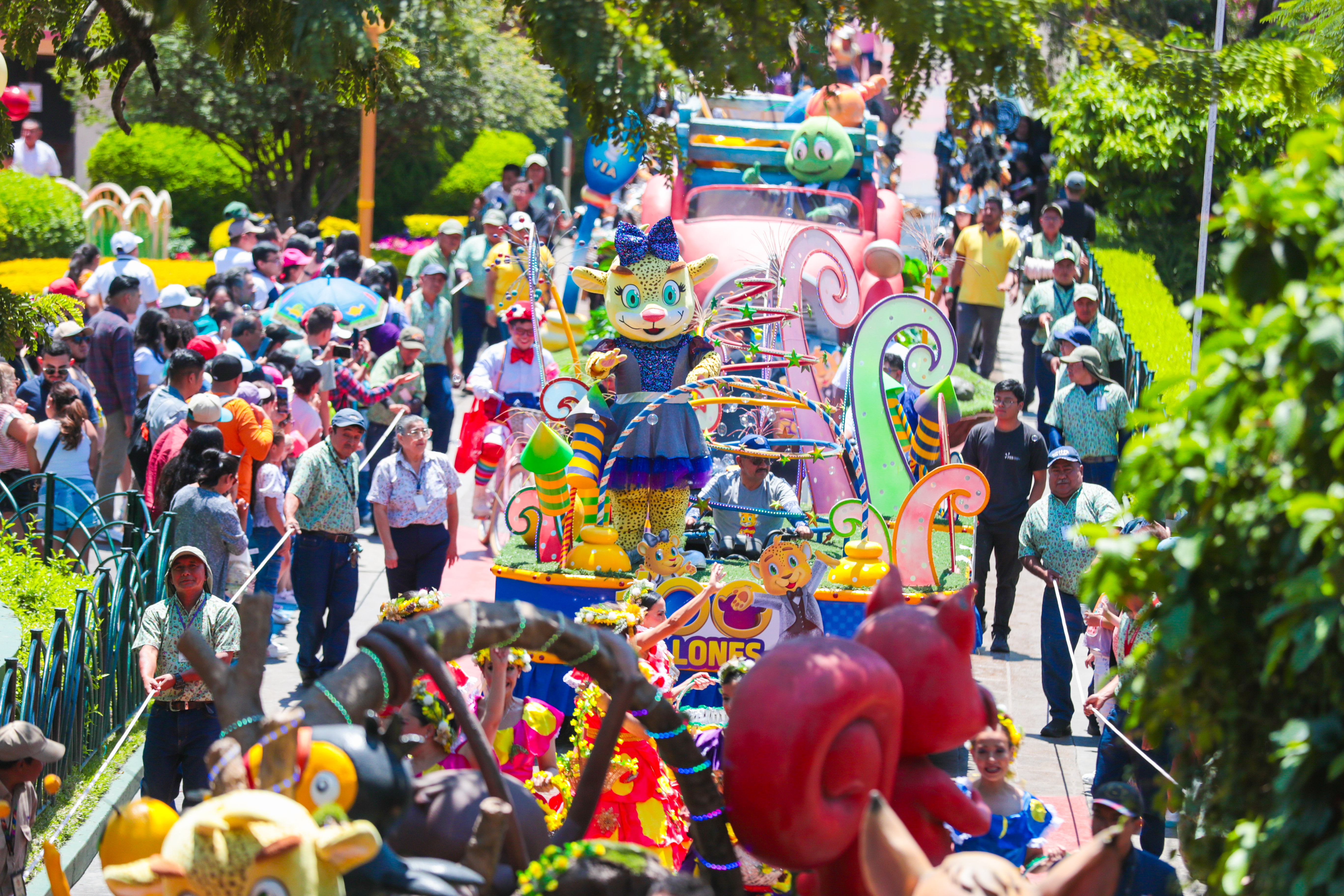 El Instituto de Recreación de los Trabajadores de la empresa privada de Guatemala (IRTRA)  celebra sus cien millones de visitantes a sus parques de diversión. La familia beneficiada fue premiada y fue parte de un desfile que recorrió  por las instalaciones del parque Mundo Petapa.    




Fotografía Esbin Garcia  27-04-25