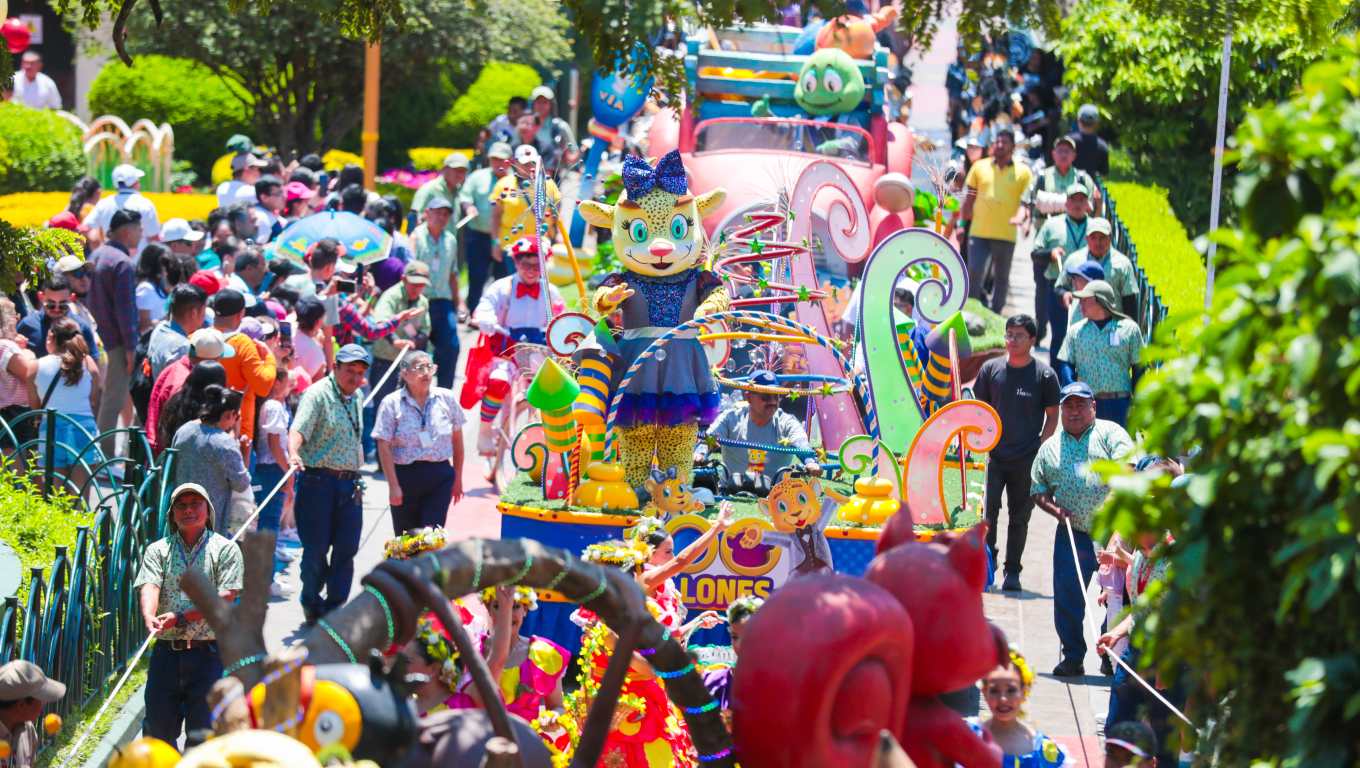 El Instituto de Recreación de los Trabajadores de la empresa privada de Guatemala (IRTRA) celebra sus cien millones de visitantes a sus parques de diversión. La familia beneficiada fue premiada y fue parte de un desfile que recorrió por las instalaciones del parque Mundo Petapa.
Fotografía Esbin Garcia 27-04-25