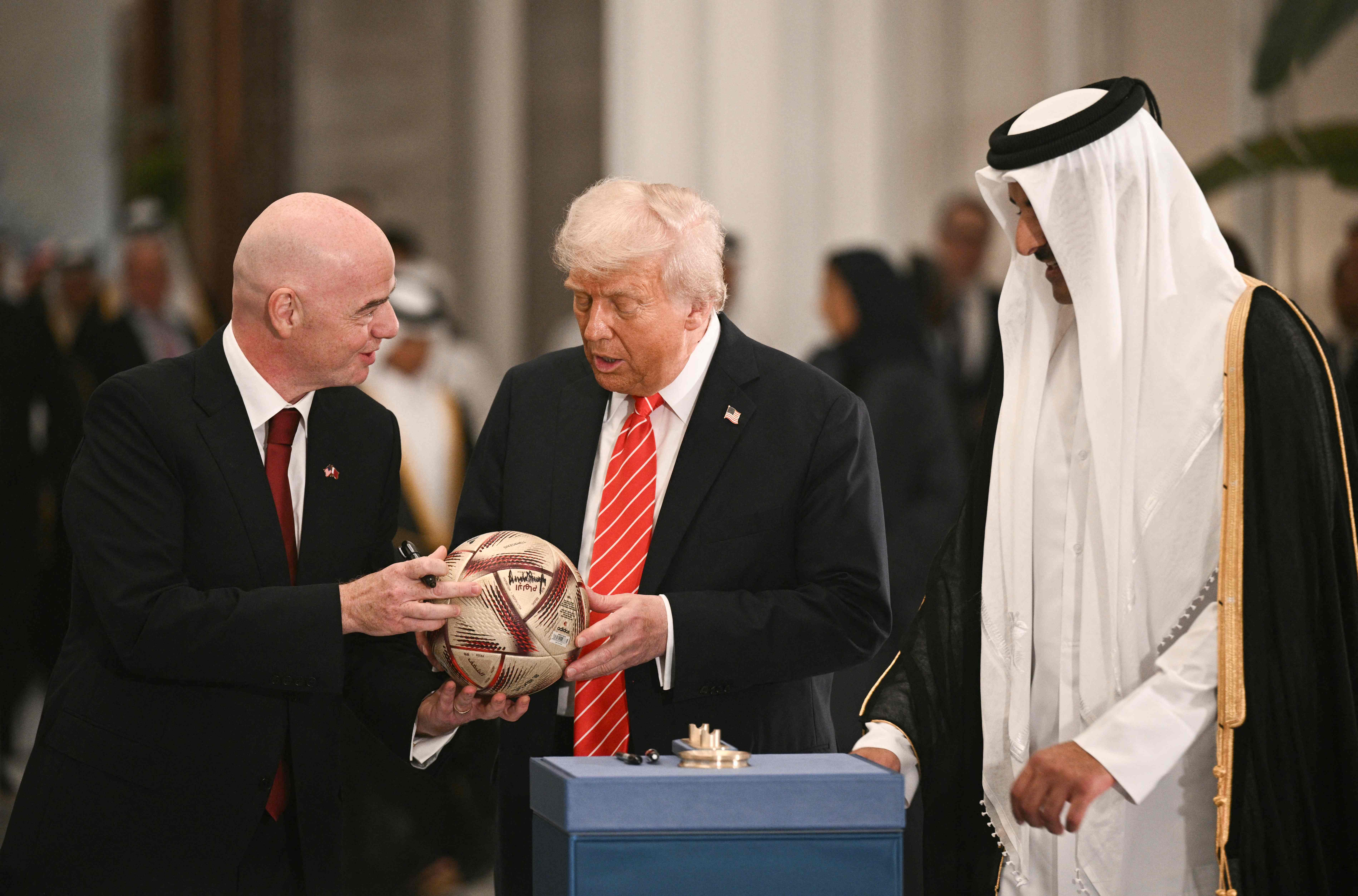 Donald Trump se reúne con el presidente de la FIFA, Gianni Infantino, y el Emir de Catar, Sheikh Tamim bin Hamad al-Thani (Foto Prensa Libre: AFP).