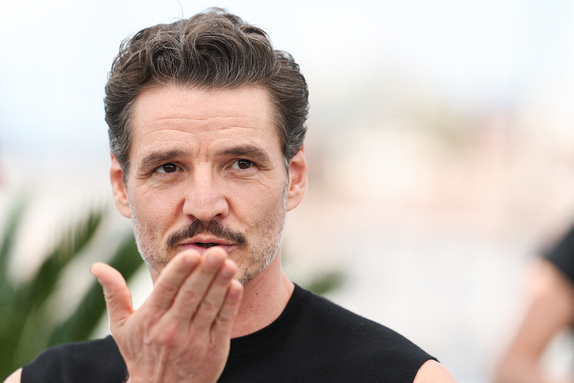 
El actor chileno-estadounidense Pedro Pascal posa durante la sesión fotográfica de la película "Eddington" en la 78.ª edición del Festival de Cine de Cannes, en Cannes, sur de Francia, el 17 de mayo de 2025. (Foto Prensa Libre: AFP)