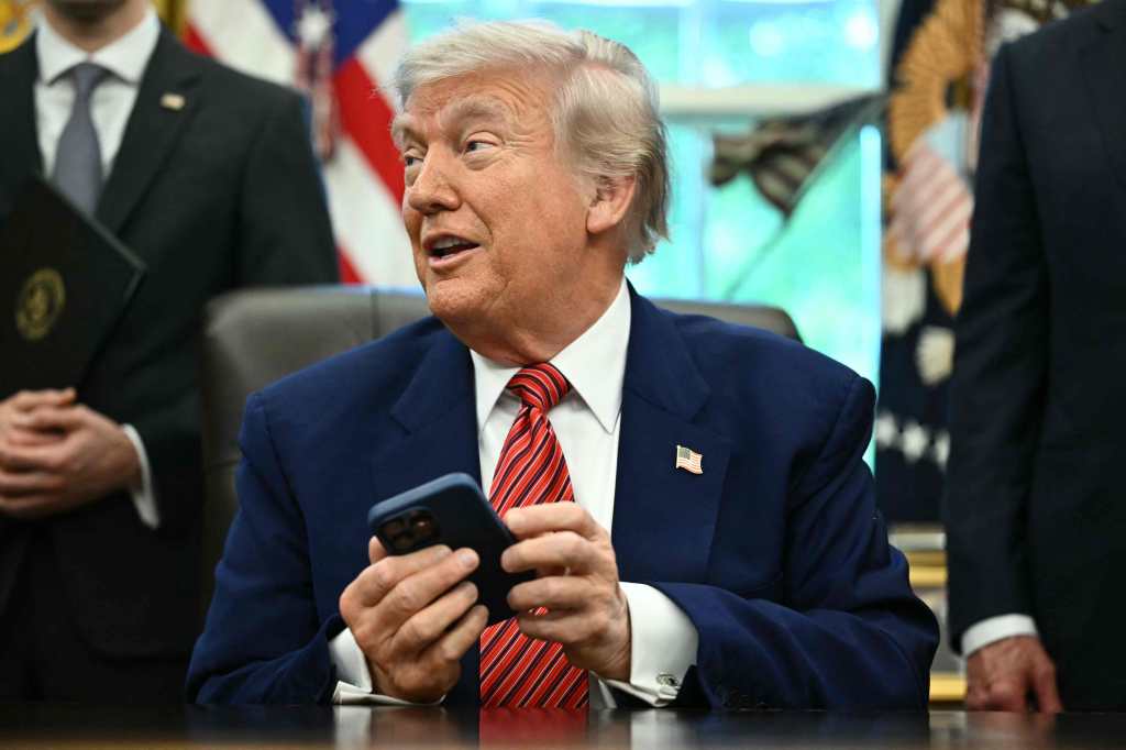 Donald Trump amenaza a fabricantes de teléfonos 