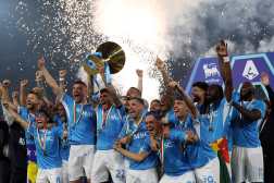 TOPSHOT - Napoli's Italian defender #22 Giovanni Di Lorenzo lifts the trophy with teammates during a ceremony for the Italian Champions following  the Italian Serie A football match between Napoli and Cagliari at the Diego Armando Maradona stadium in Naples on May 23, 2025. (Photo by Carlo Hermann / AFP)