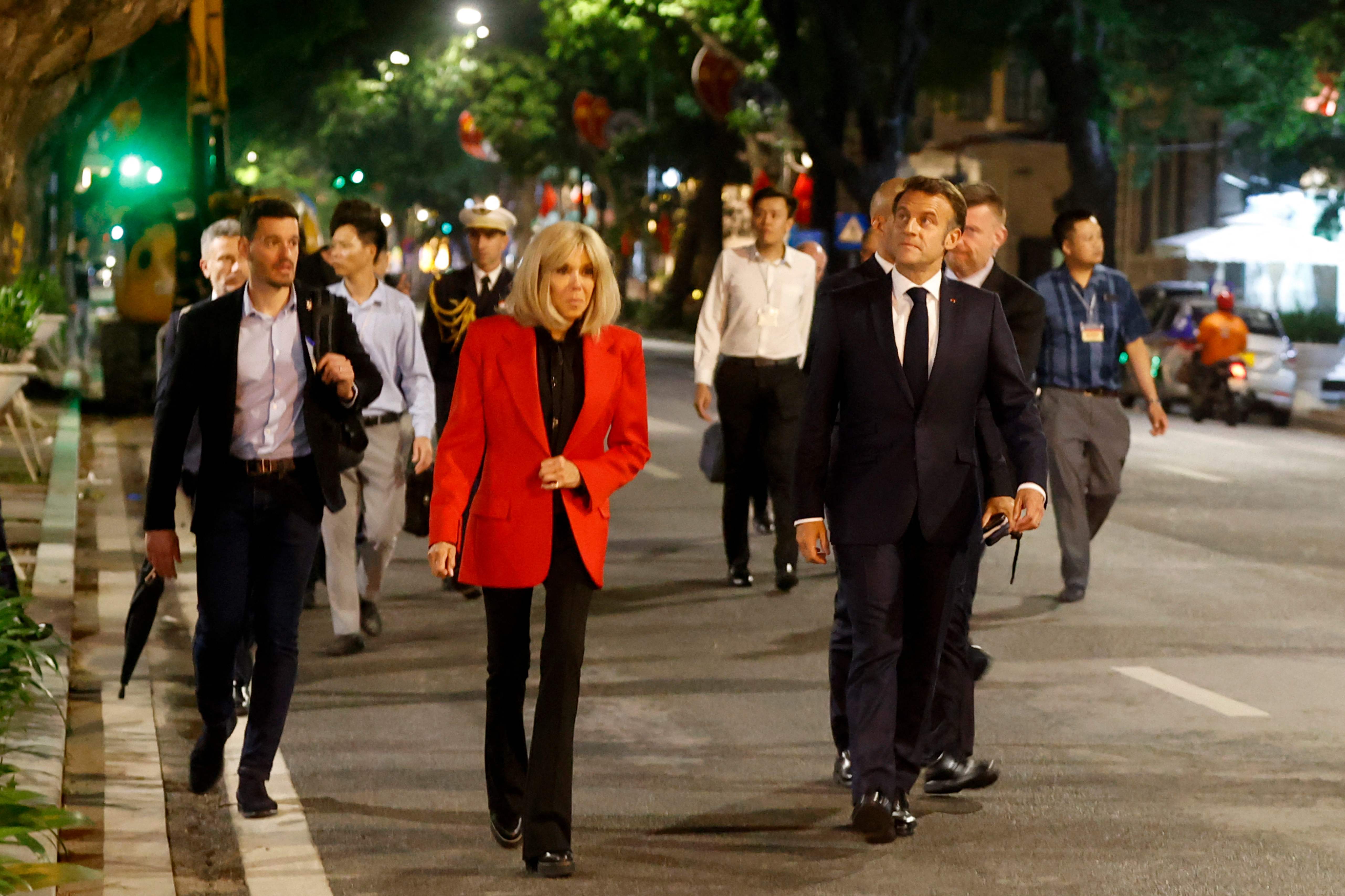 “Estaban bromeando”: Presidencia francesa minimiza incidente entre Macron y su esposa cuando llegan a Vietnam