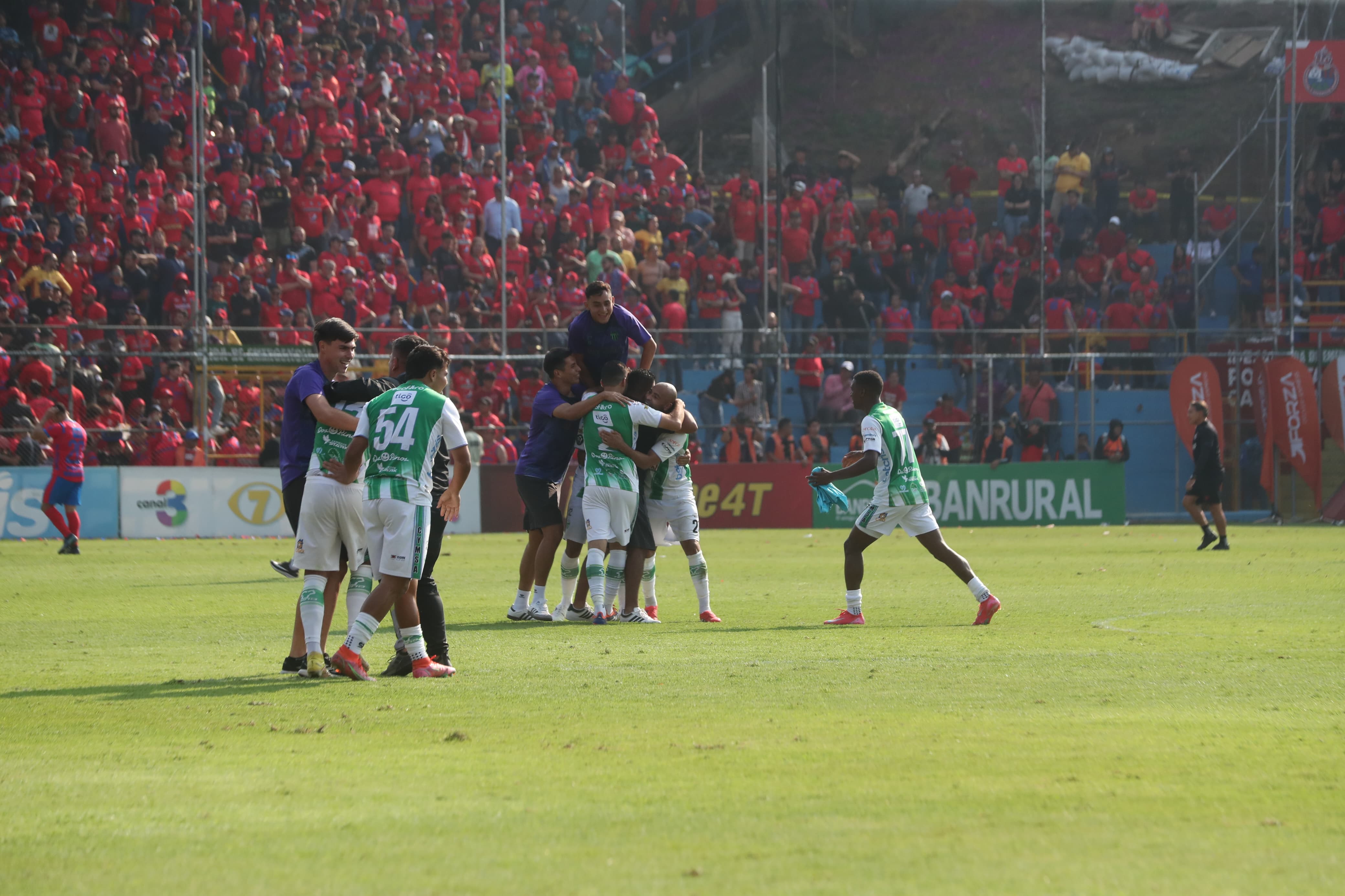 Jugadores de Antigua GFC se abrazan luego de la remontada 1-2 frente a Municipal. (Foto Prensa Libre: Byron Rivera).'
