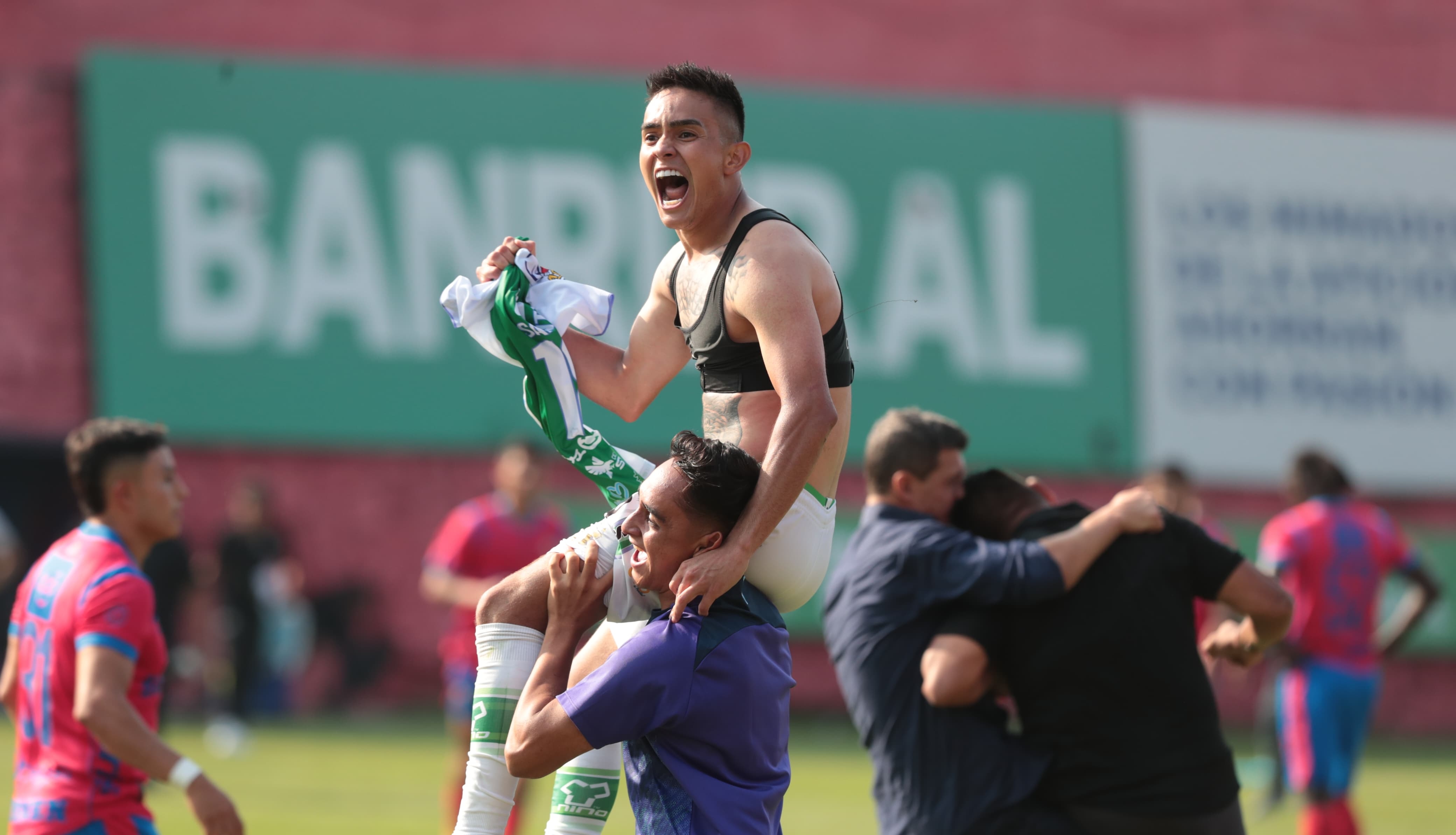 Óscar Santis festeja al terminar el juego entre Antigua GFC y Municipal. (Foto Prensa Libre: Esbin García)'