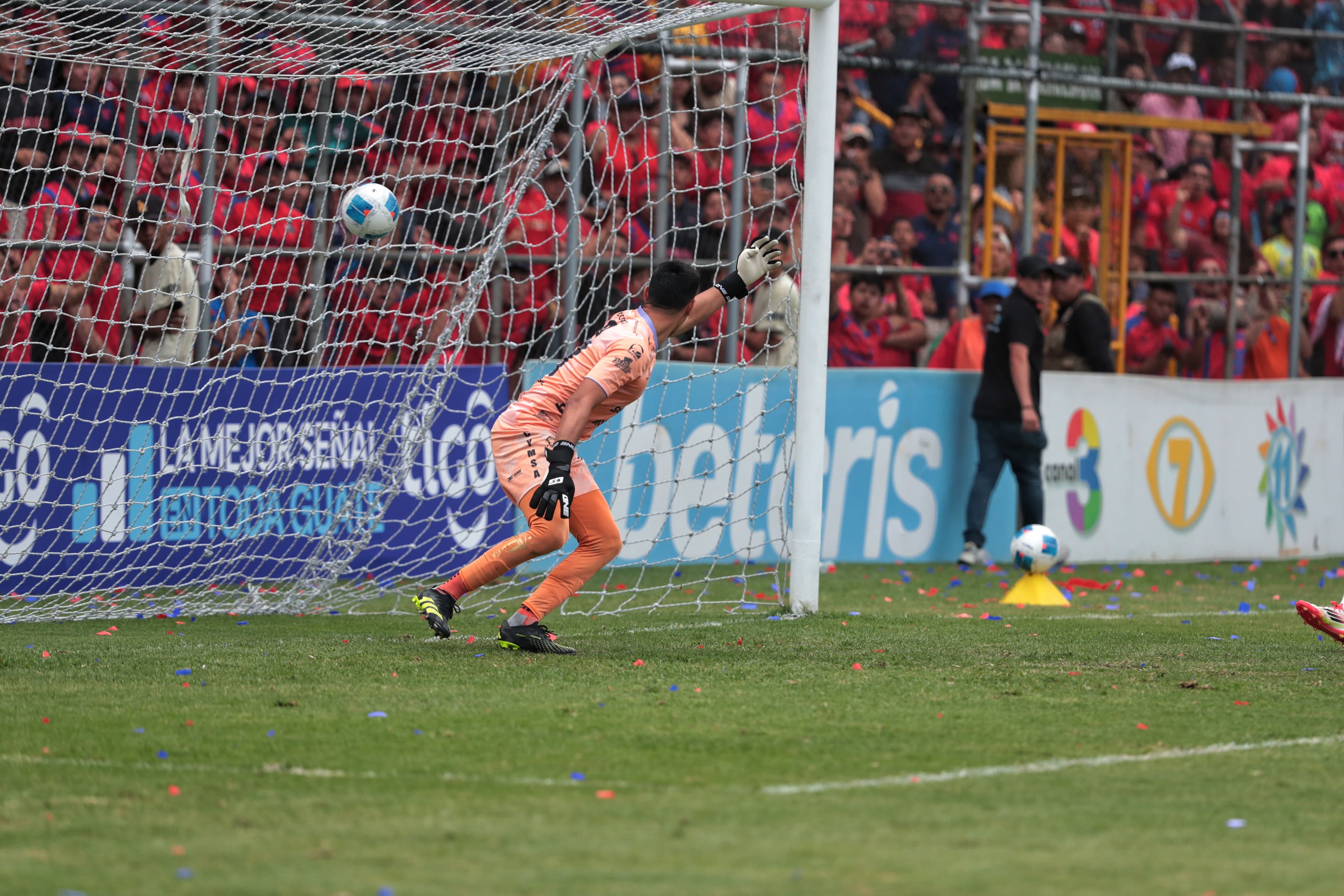 Luis Morán, portero de Antigua GFC, no puede detener el remate de Jhon Méndez, de Municipal. Este fue el único gol de los rojos en la final del Torneo Clausura 2025. (Foto Prensa Libre: Esbin García)'